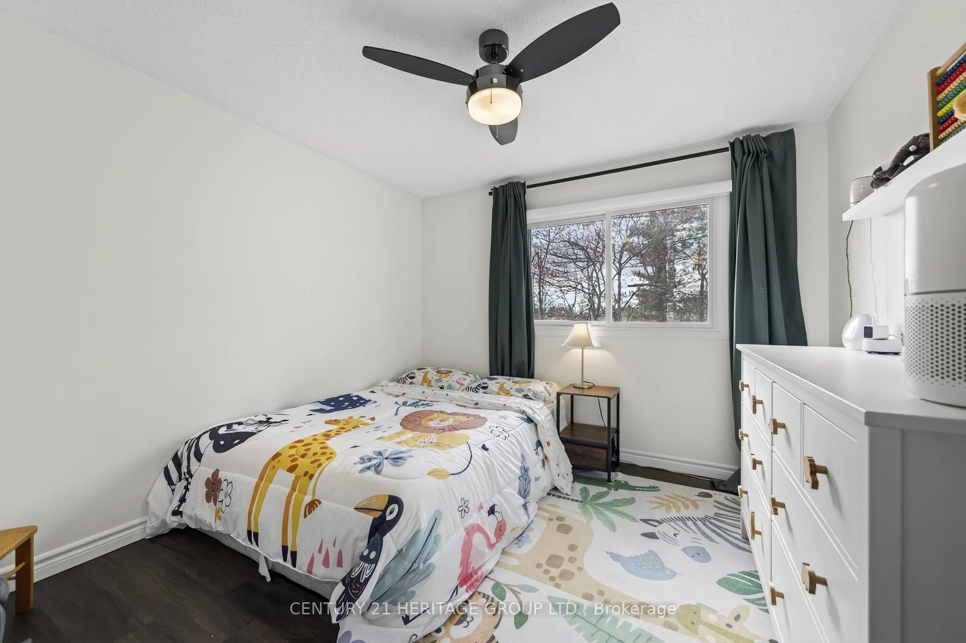 Photo 14 of 17 Burns Circle, Barrie, Letitia Heights — HOMEH