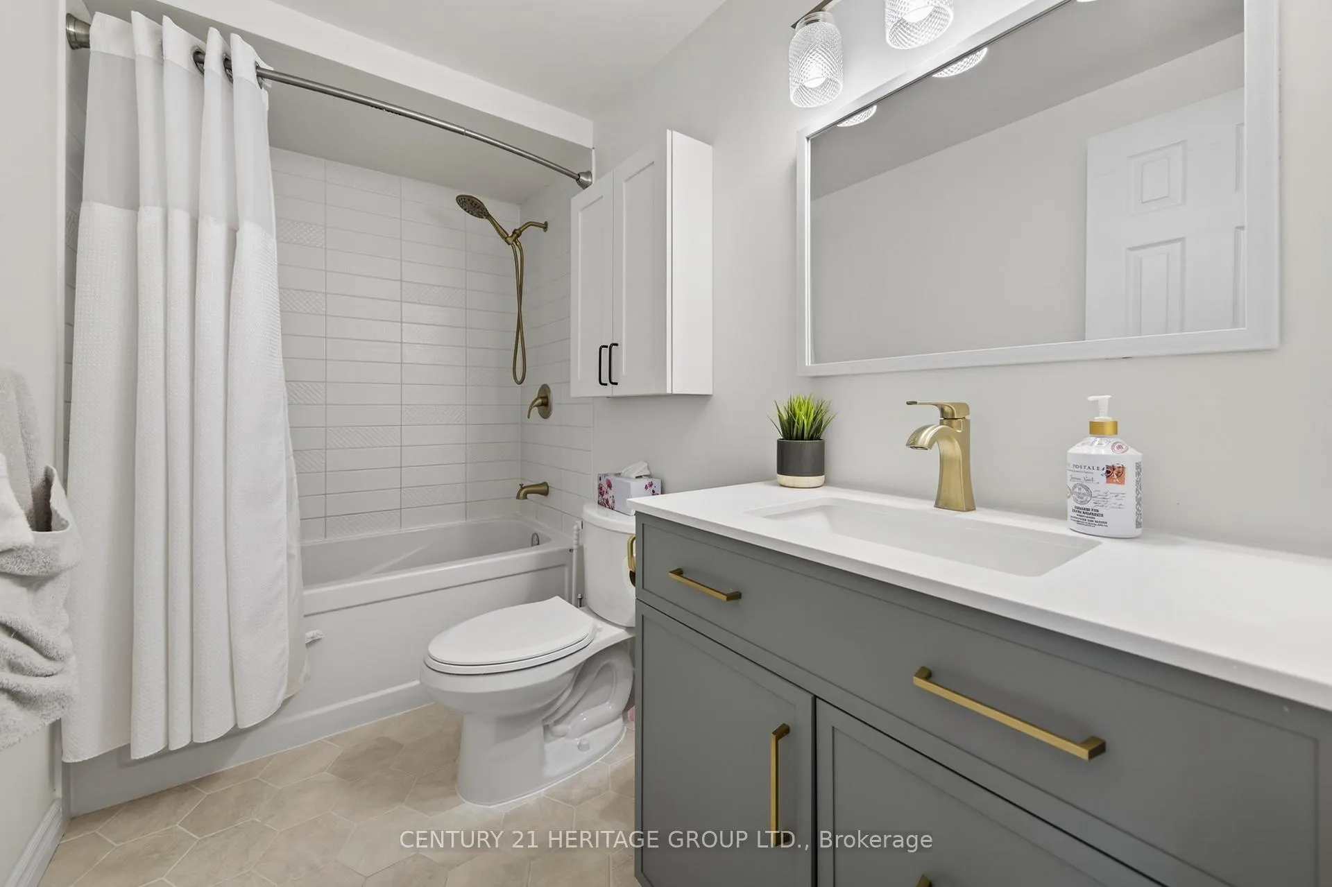 Photo 18 of 17 Burns Circle, Barrie, Letitia Heights — HOMEH