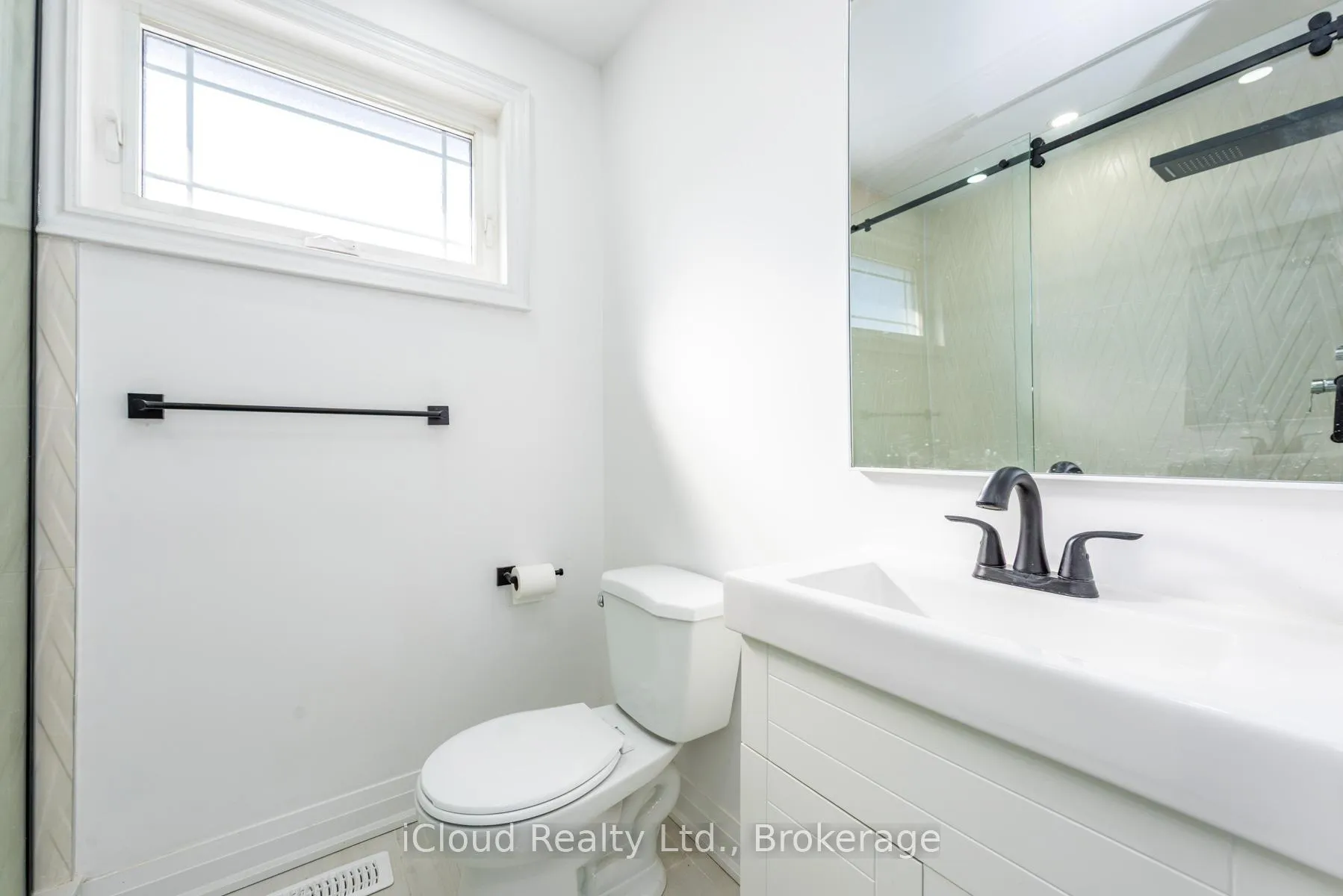 Photo 25 of 105 Avondale Boulevard, Brampton, Avondale — HOMEH