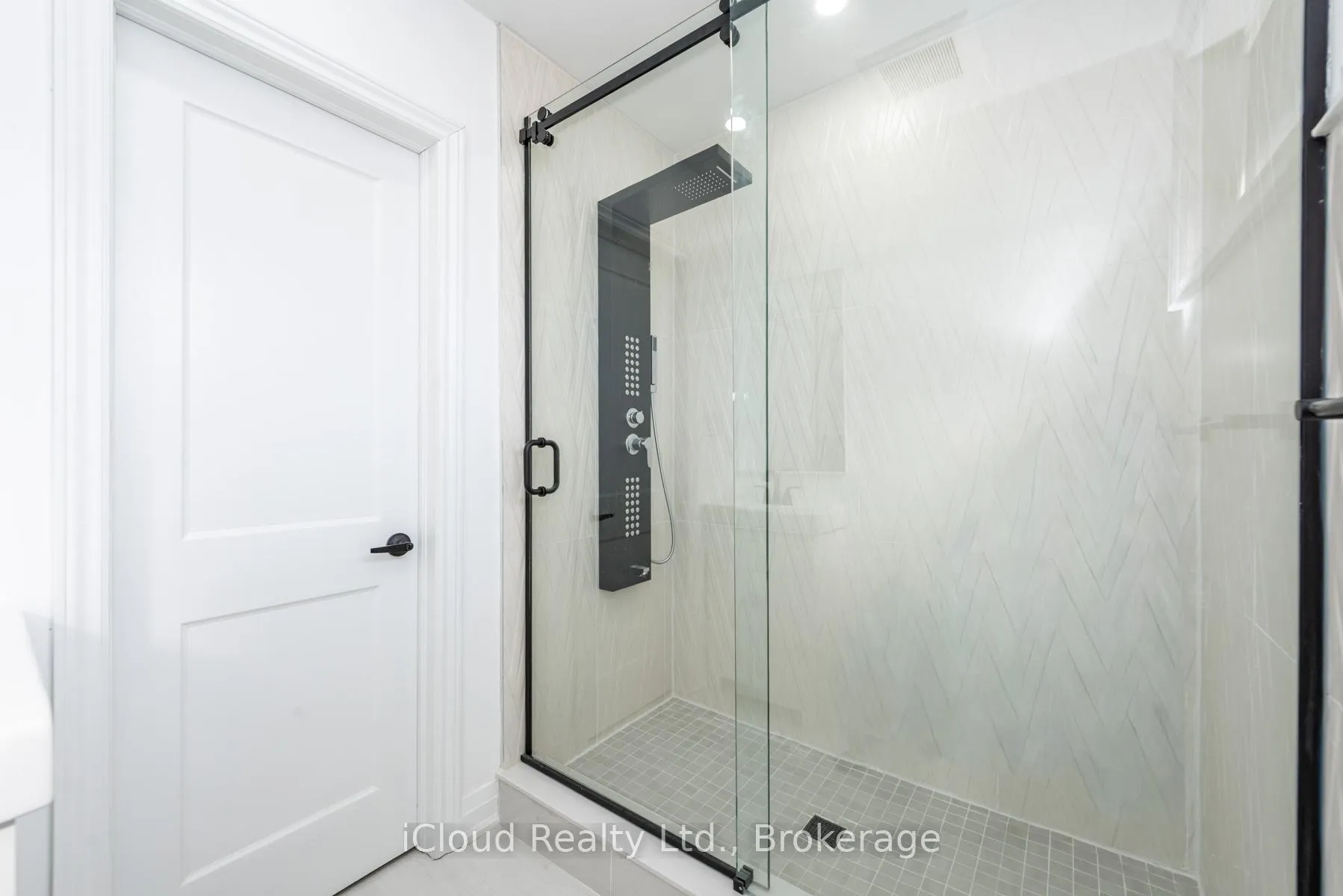 Photo 26 of 105 Avondale Boulevard, Brampton, Avondale — HOMEH