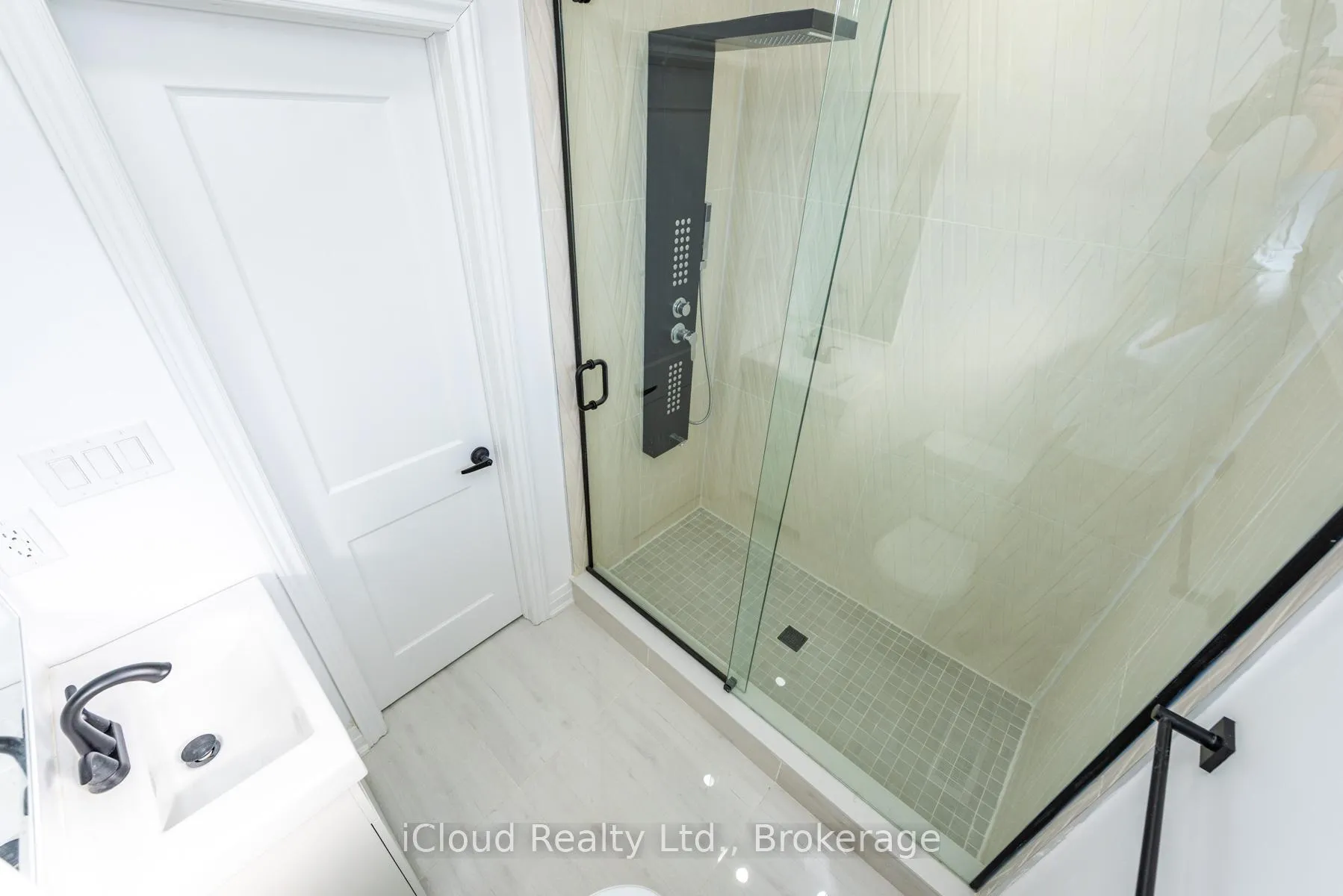 Photo 27 of 105 Avondale Boulevard, Brampton, Avondale — HOMEH