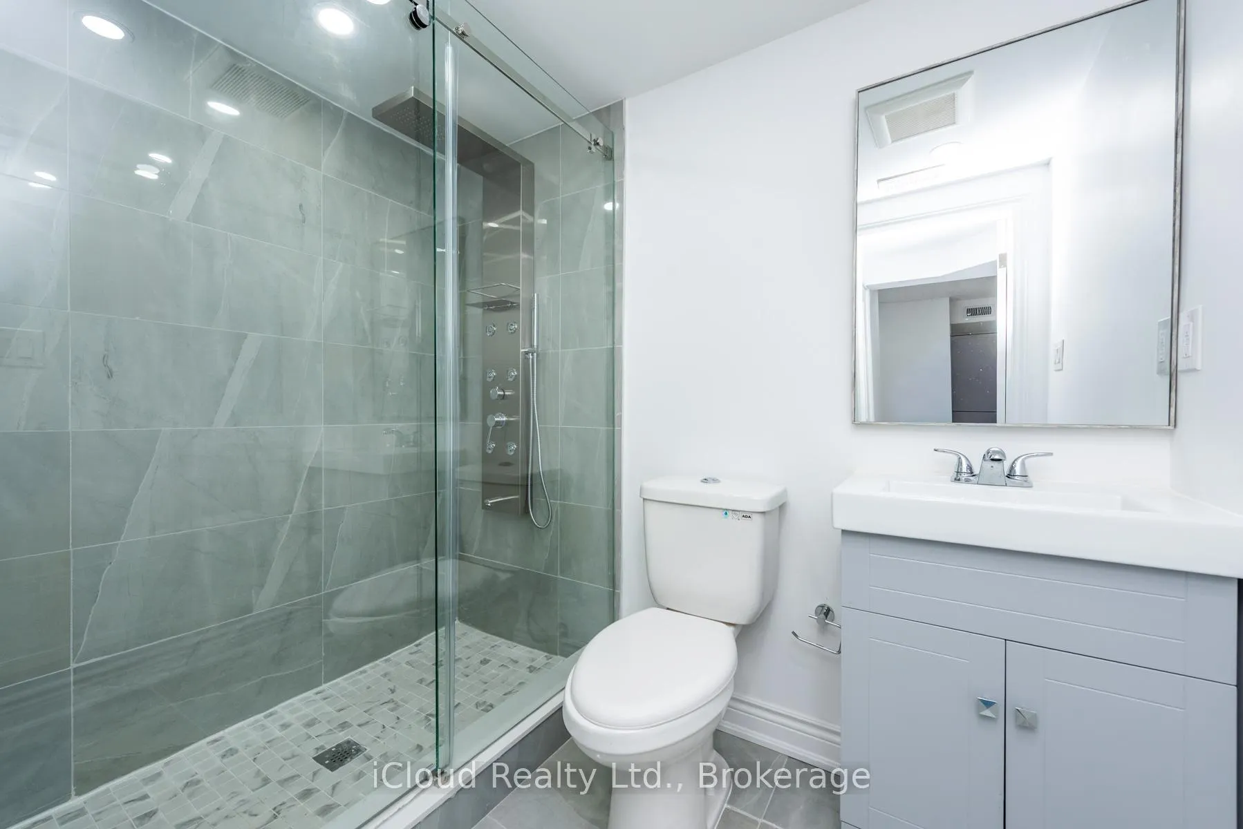 Photo 34 of 105 Avondale Boulevard, Brampton, Avondale — HOMEH