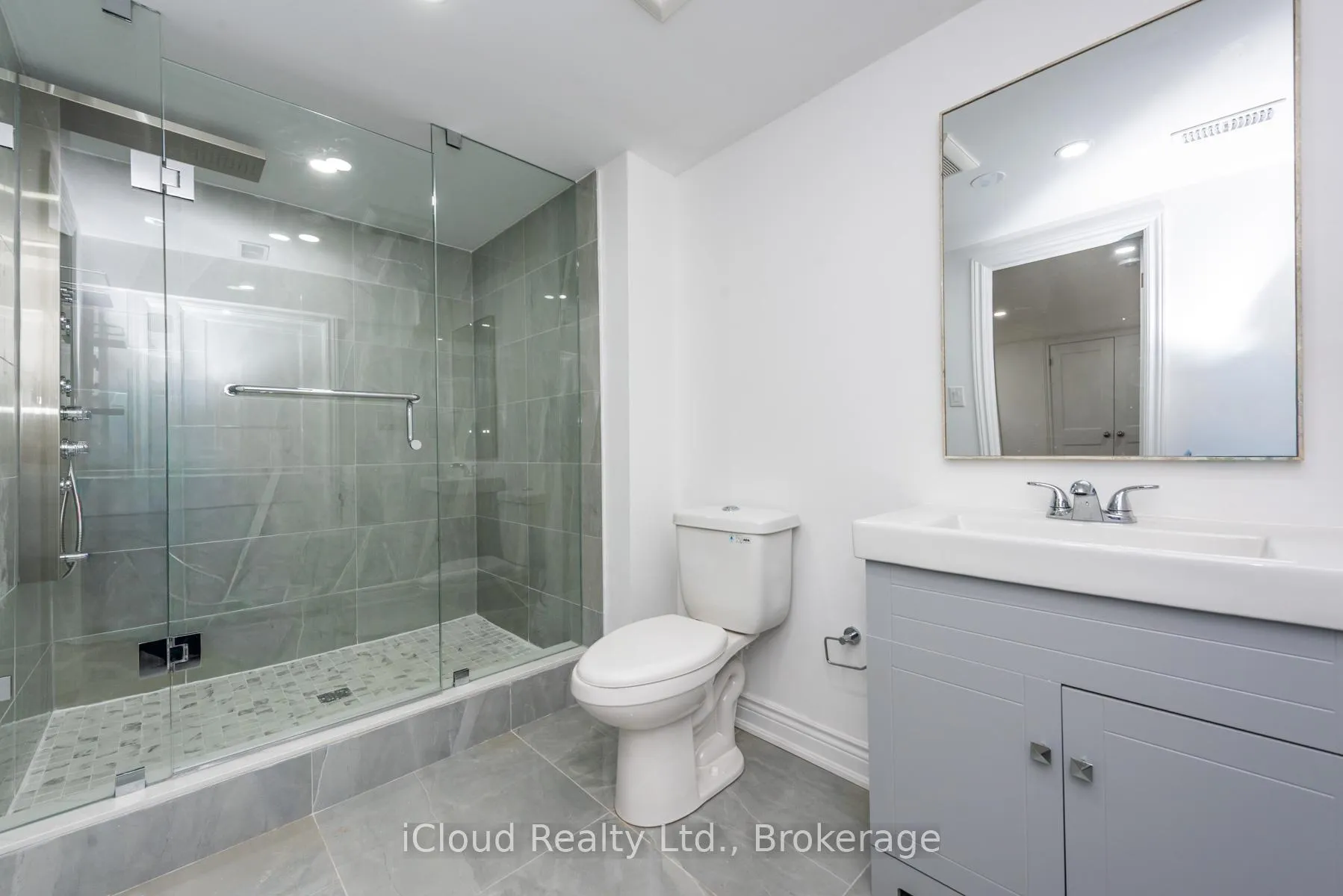 Photo 43 of 105 Avondale Boulevard, Brampton, Avondale — HOMEH