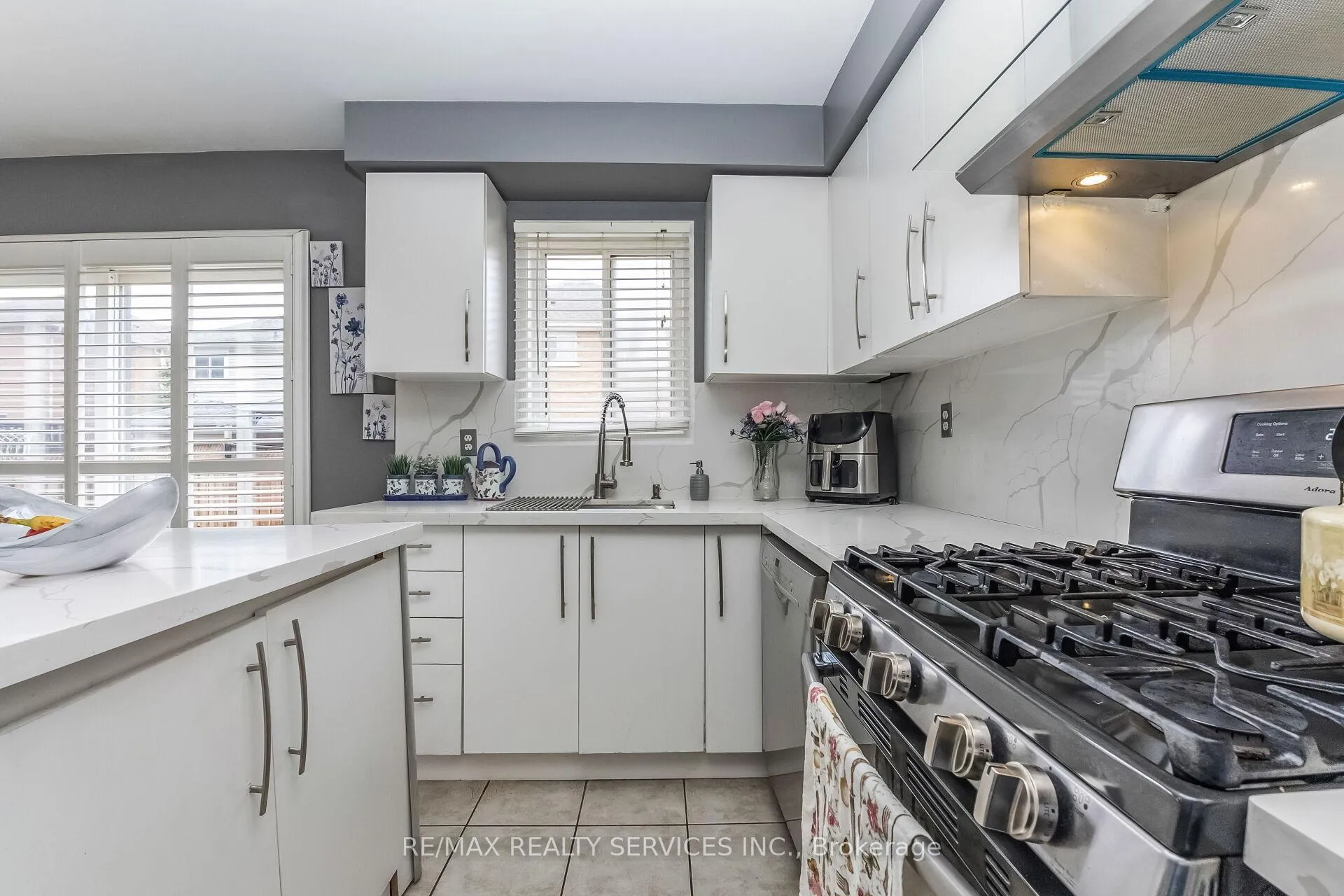 Photo 12 of 359 Edenbrook Hill Drive, Brampton, Fletcher's Meadow — HOMEH