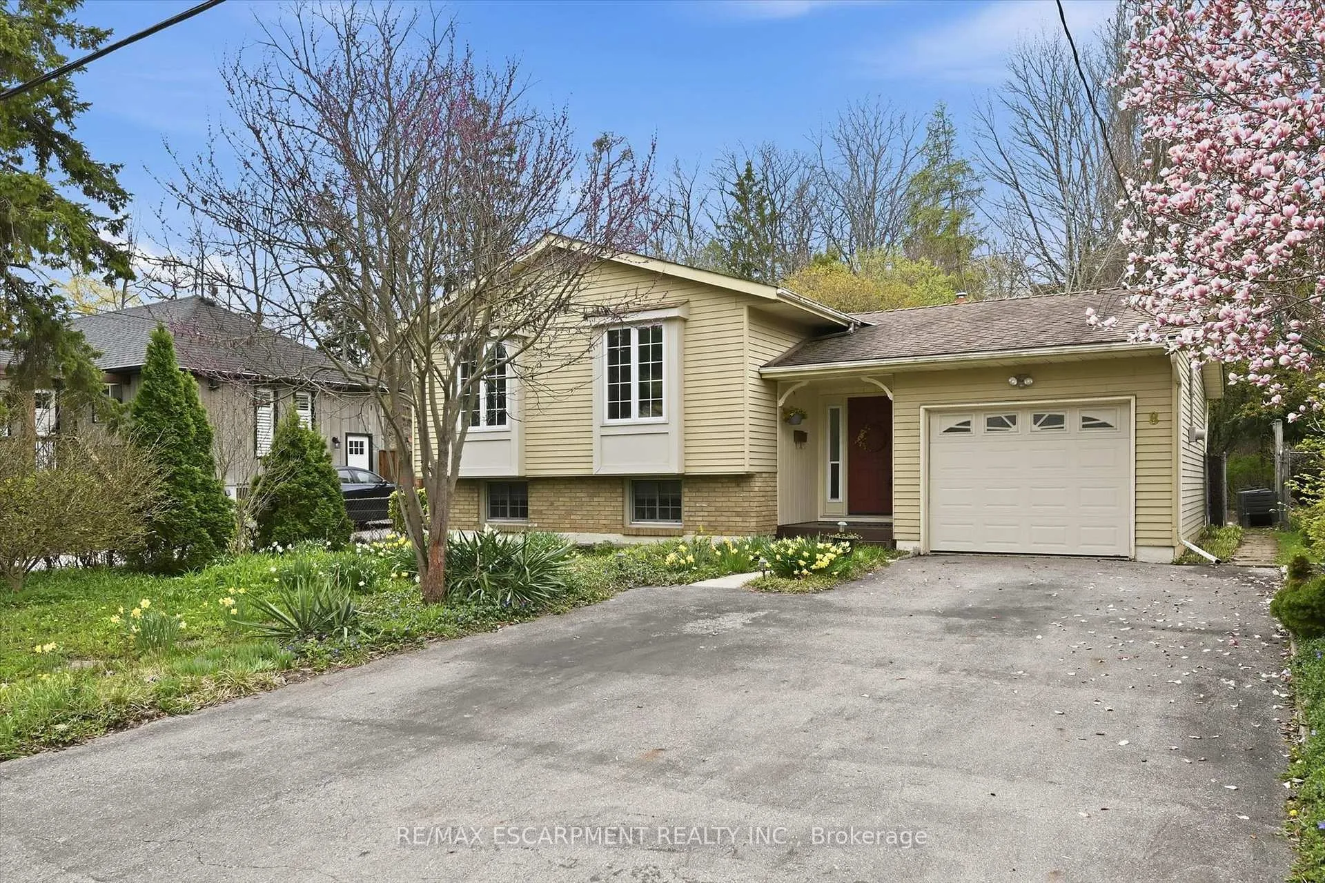 Photo 2 of 8 Sullivan'S Lane, Hamilton, Dundas — HOMEH