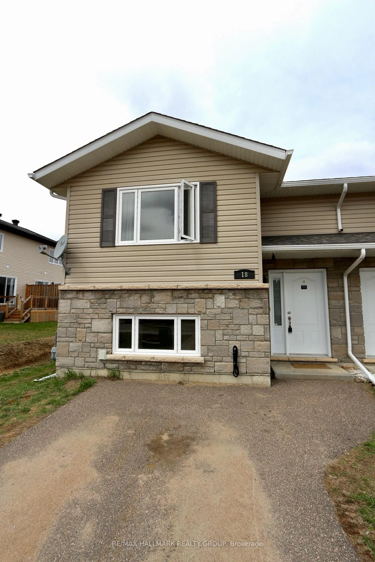 Photo 1 of 18 William Thomas Drive, Petawawa — HOMEH