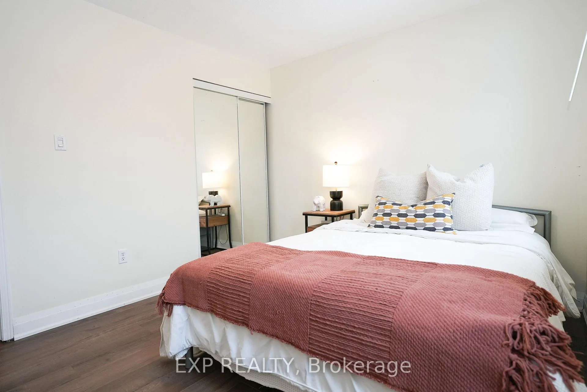 Photo 37 of 33 Meaghan Street, Hamilton, Waterdown — HOMEH