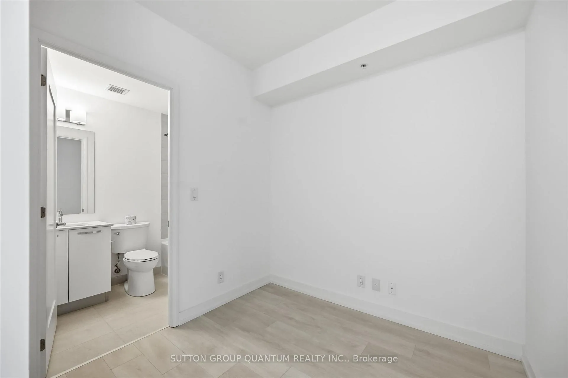 Photo 4 of Unit 1221, 75 James Street S, Hamilton, Corktown — HOMEH