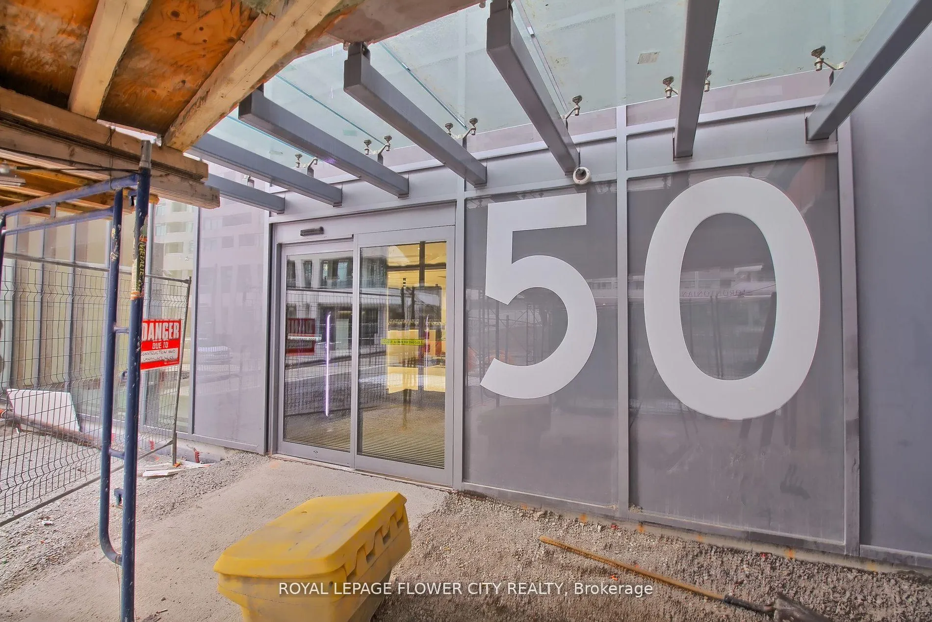 Photo 3 of Unit 716, 50 Dunfield Avenue, Toronto, Mount Pleasant East — HOMEH