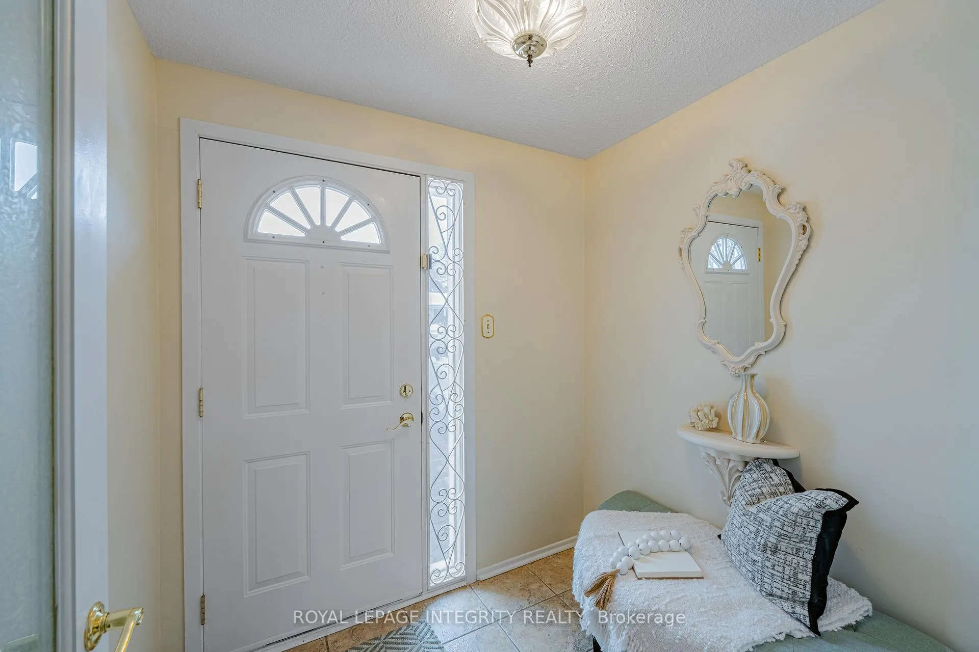 Photo 3 of 664 Glenhurst Crescent, Ottawa, Beacon Hill North — HOMEH