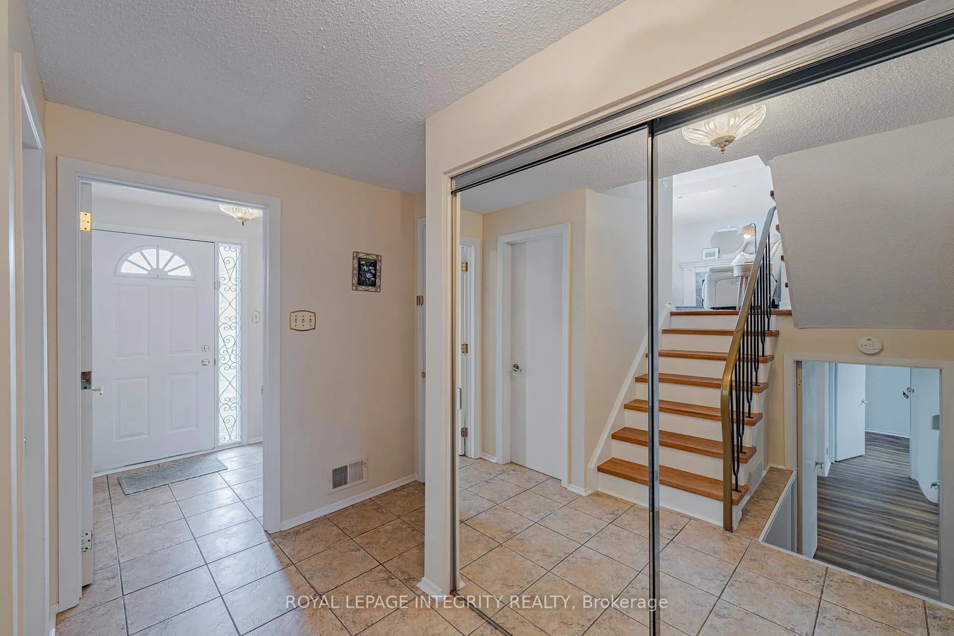Photo 4 of 664 Glenhurst Crescent, Ottawa, Beacon Hill North — HOMEH