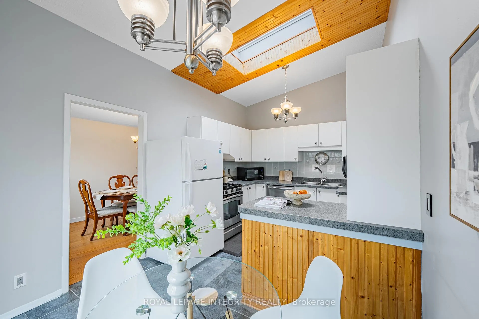 Photo 12 of 664 Glenhurst Crescent, Ottawa, Beacon Hill North — HOMEH