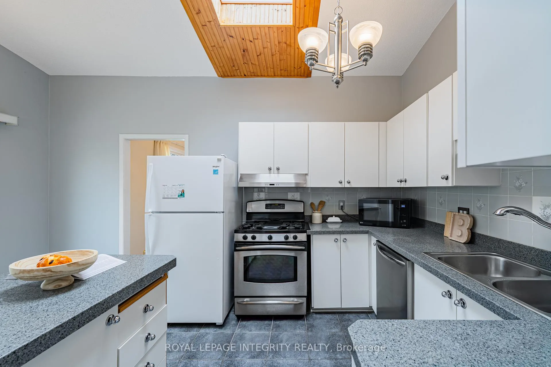 Photo 13 of 664 Glenhurst Crescent, Ottawa, Beacon Hill North — HOMEH