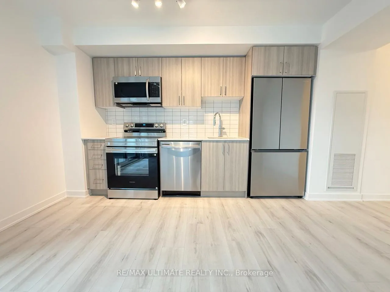 Photo 4 of Unit 302, 1010 Sandy Beach Road, Pickering, Bay Ridges — HOMEH