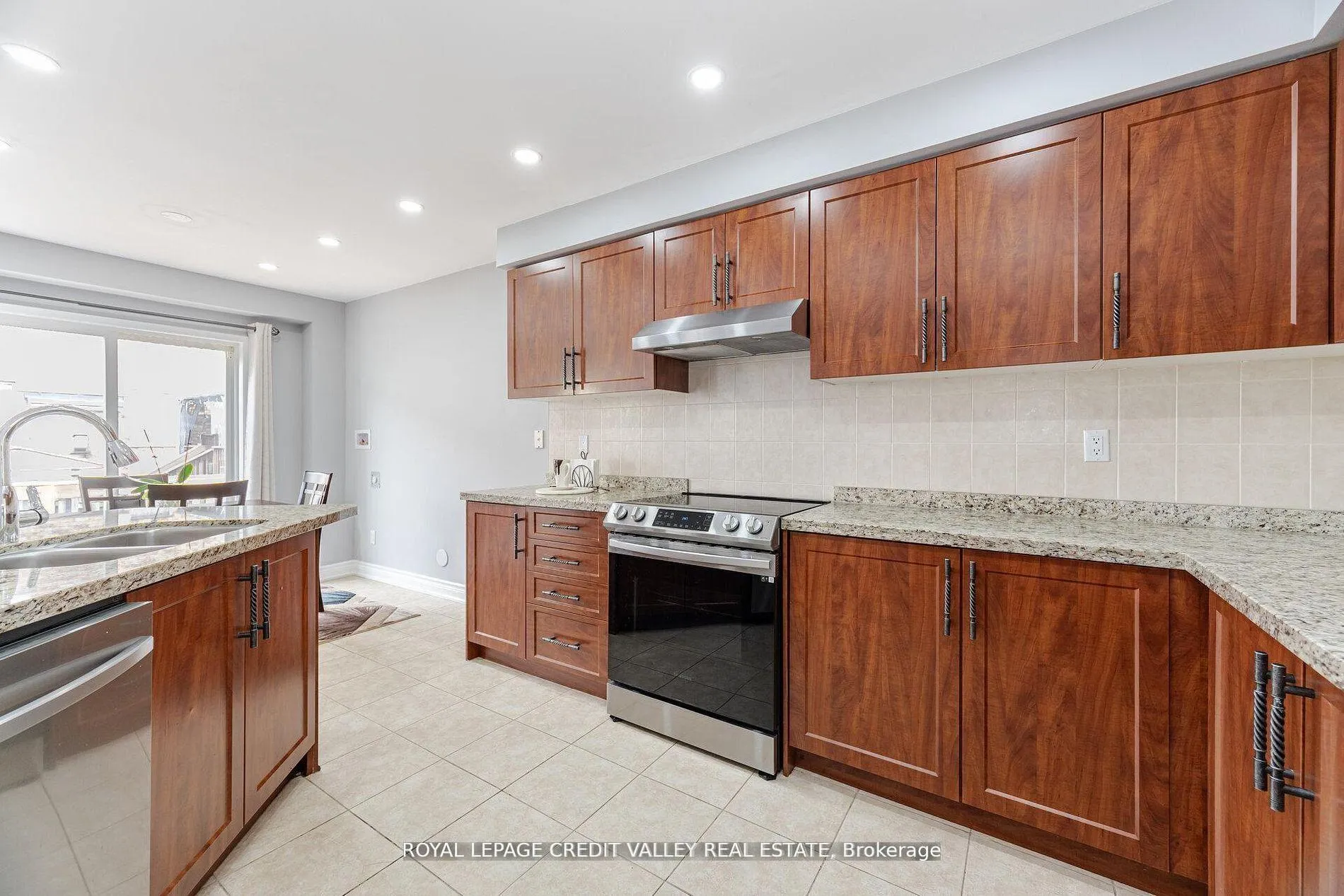Photo 13 of 12 Greenhalf Drive, Ajax, South East — HOMEH