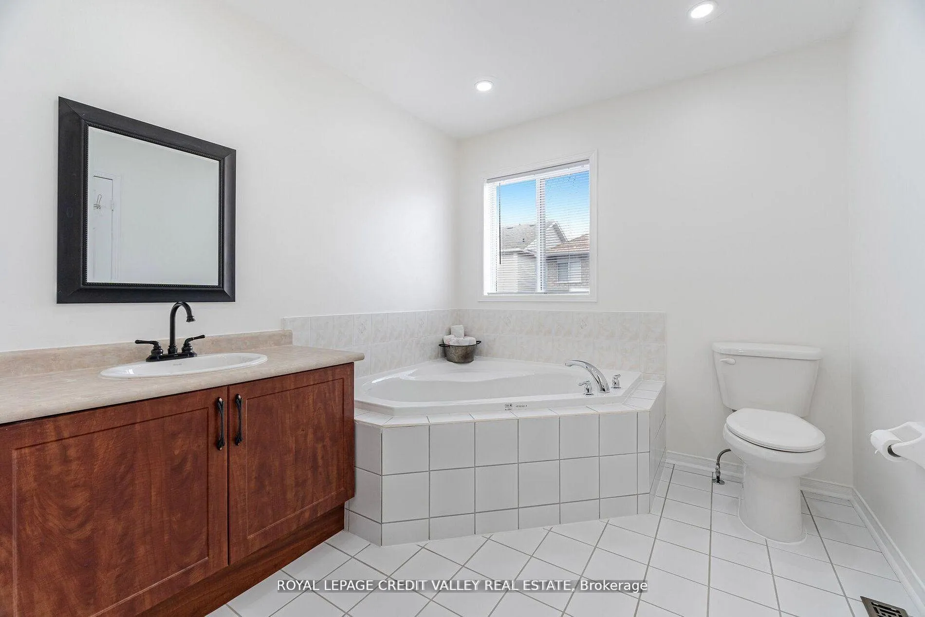 Photo 24 of 12 Greenhalf Drive, Ajax, South East — HOMEH