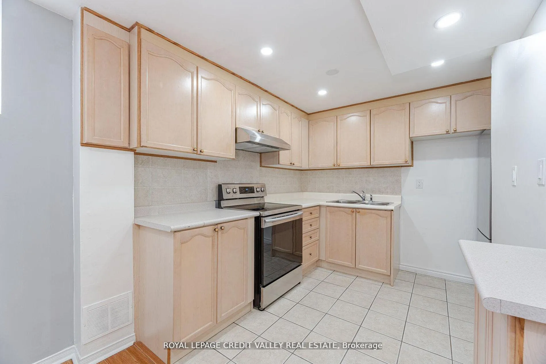 Photo 40 of 12 Greenhalf Drive, Ajax, South East — HOMEH