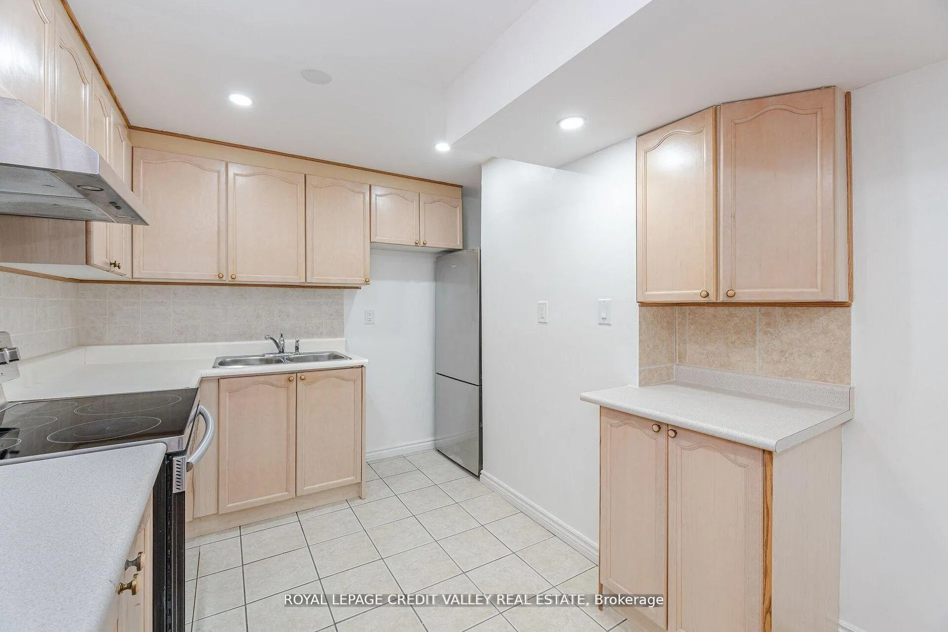 Photo 41 of 12 Greenhalf Drive, Ajax, South East — HOMEH