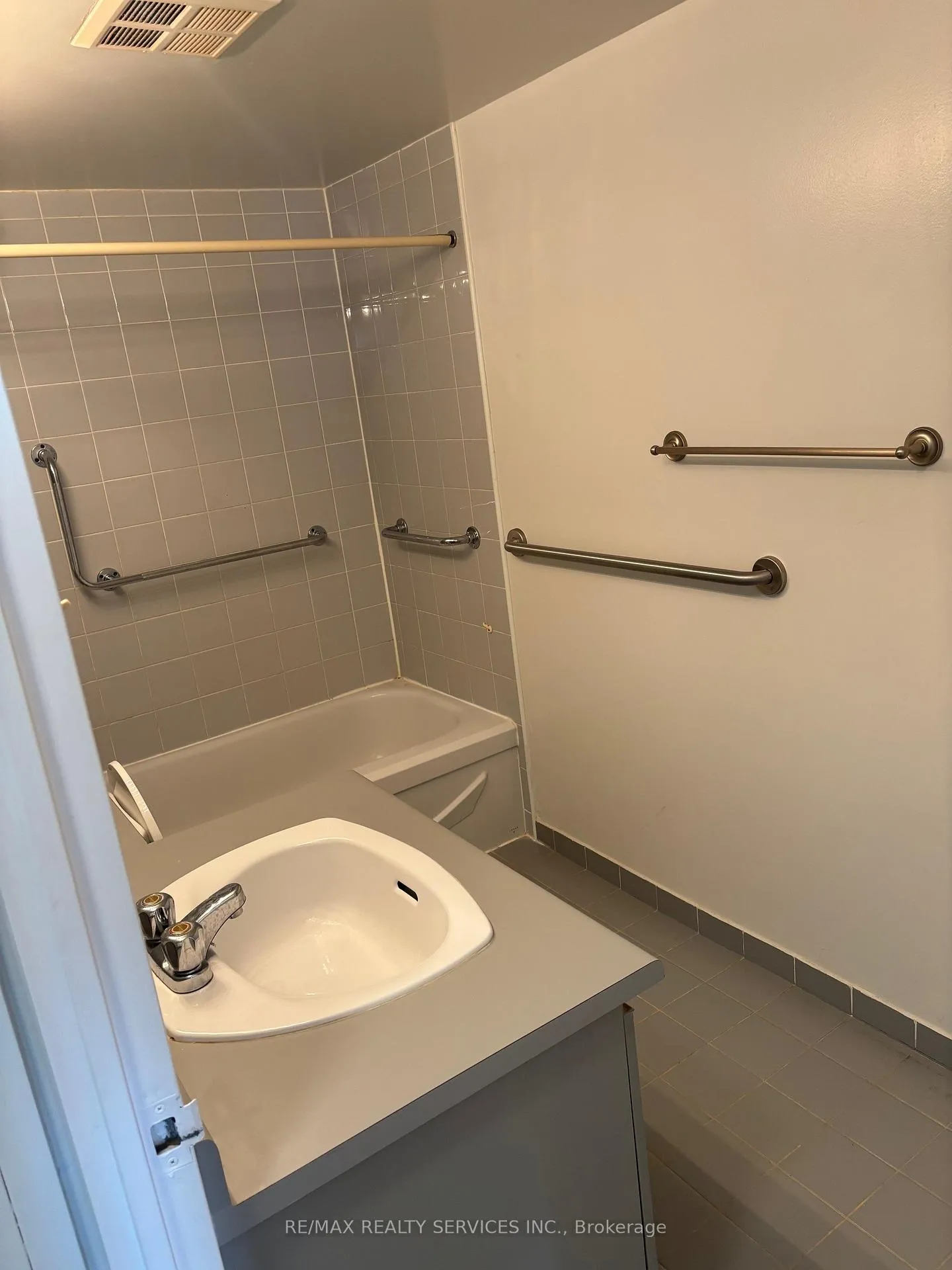 Photo 3 of Unit 1006, 26 Hanover Road, Brampton, Queen Street Corridor — HOMEH
