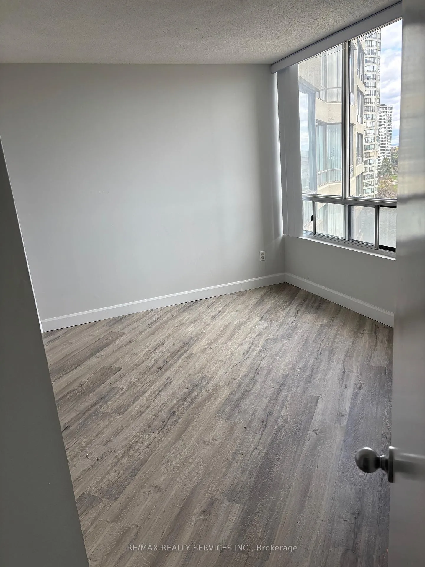 Photo 4 of Unit 1006, 26 Hanover Road, Brampton, Queen Street Corridor — HOMEH
