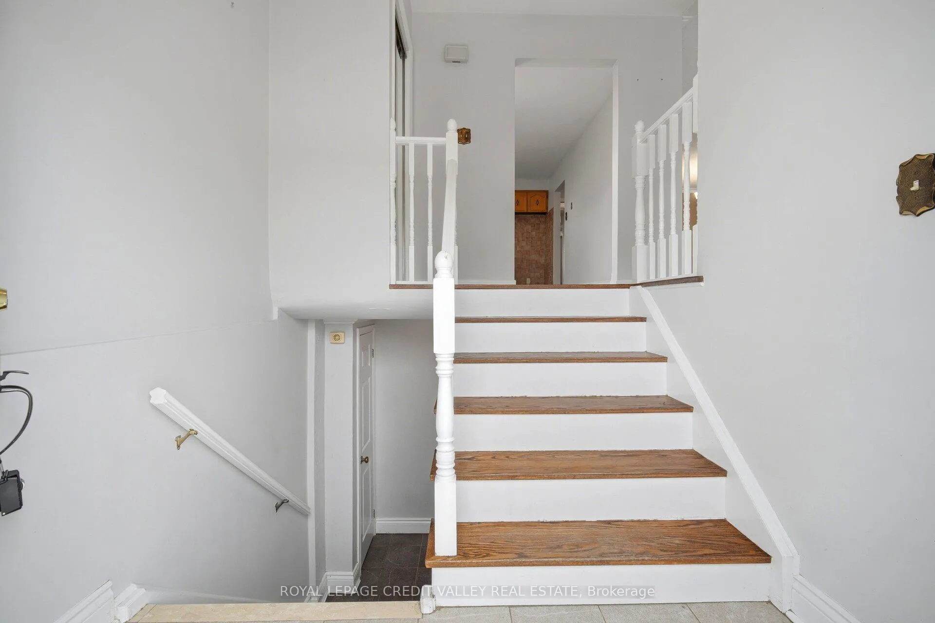 Photo 4 of 13 Cheryl Court, Brampton, Brampton North — HOMEH