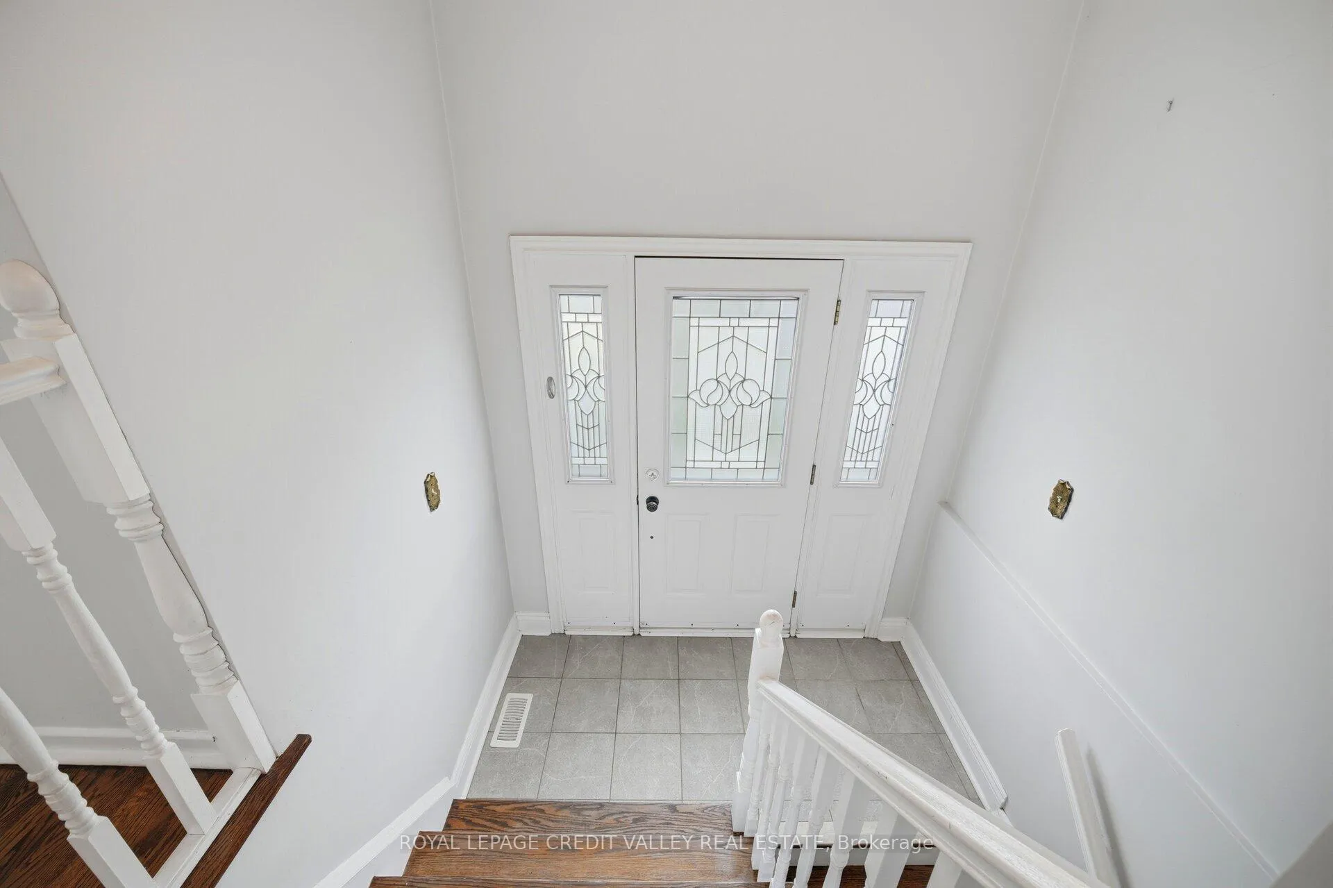 Photo 5 of 13 Cheryl Court, Brampton, Brampton North — HOMEH