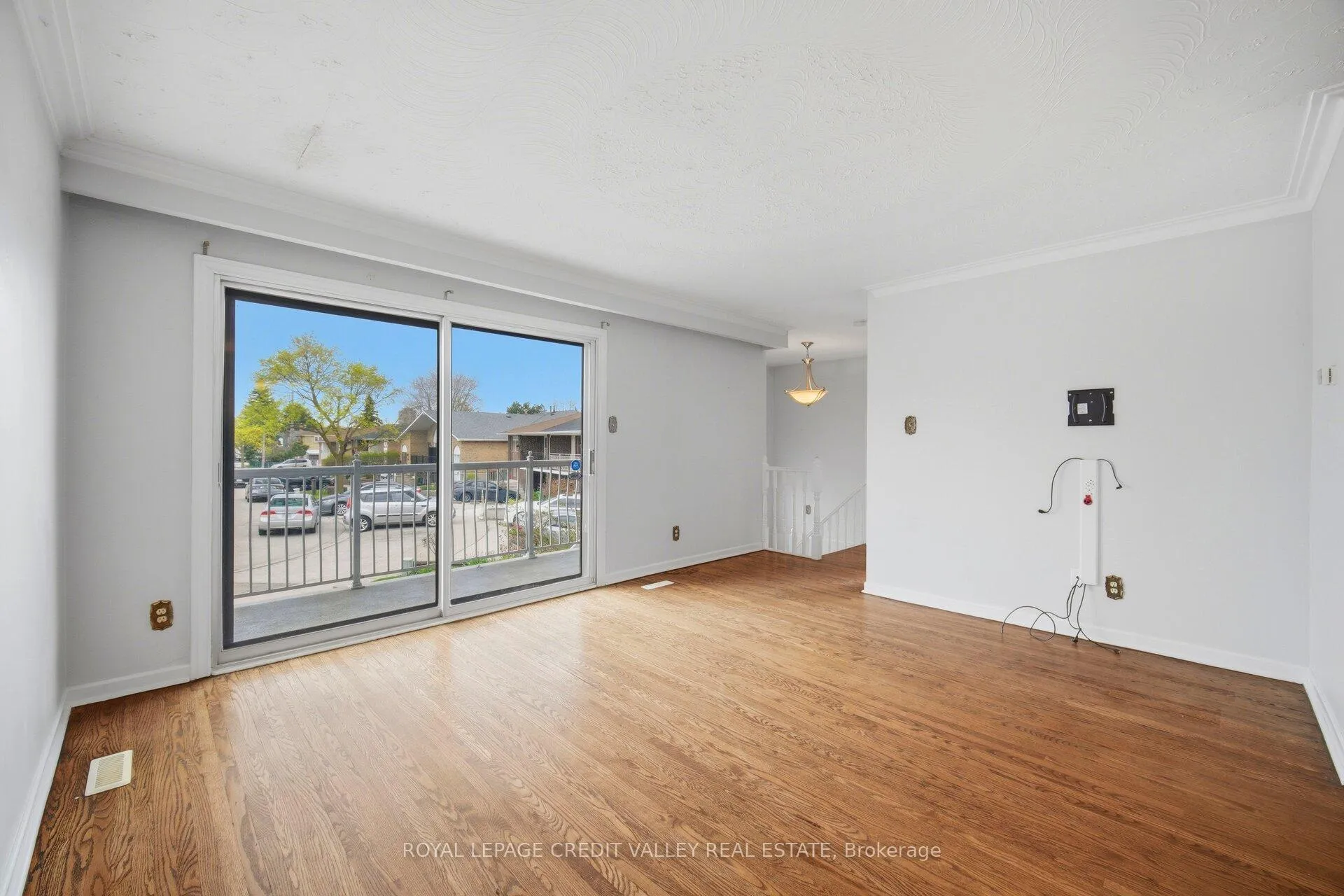Photo 8 of 13 Cheryl Court, Brampton, Brampton North — HOMEH