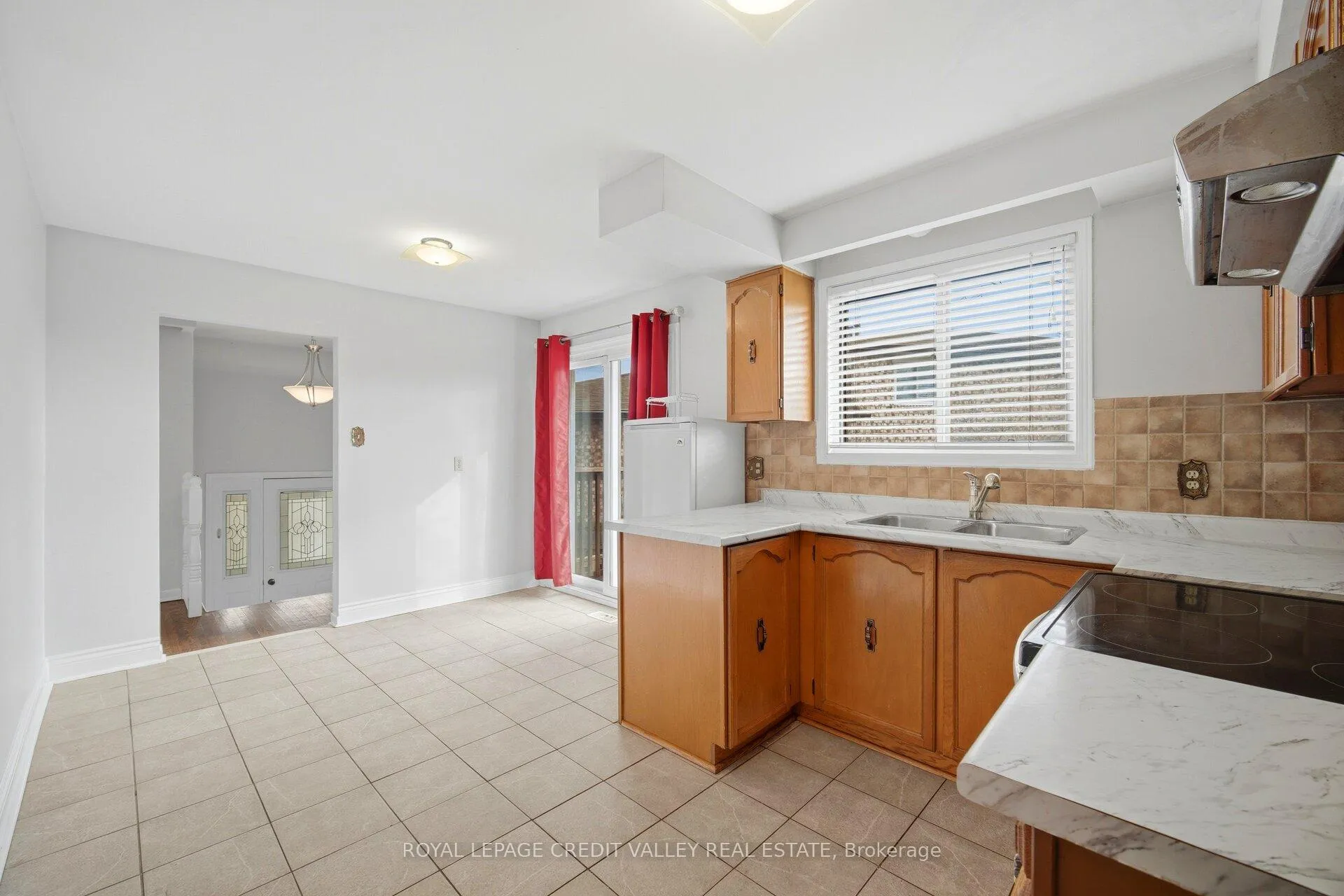 Photo 14 of 13 Cheryl Court, Brampton, Brampton North — HOMEH
