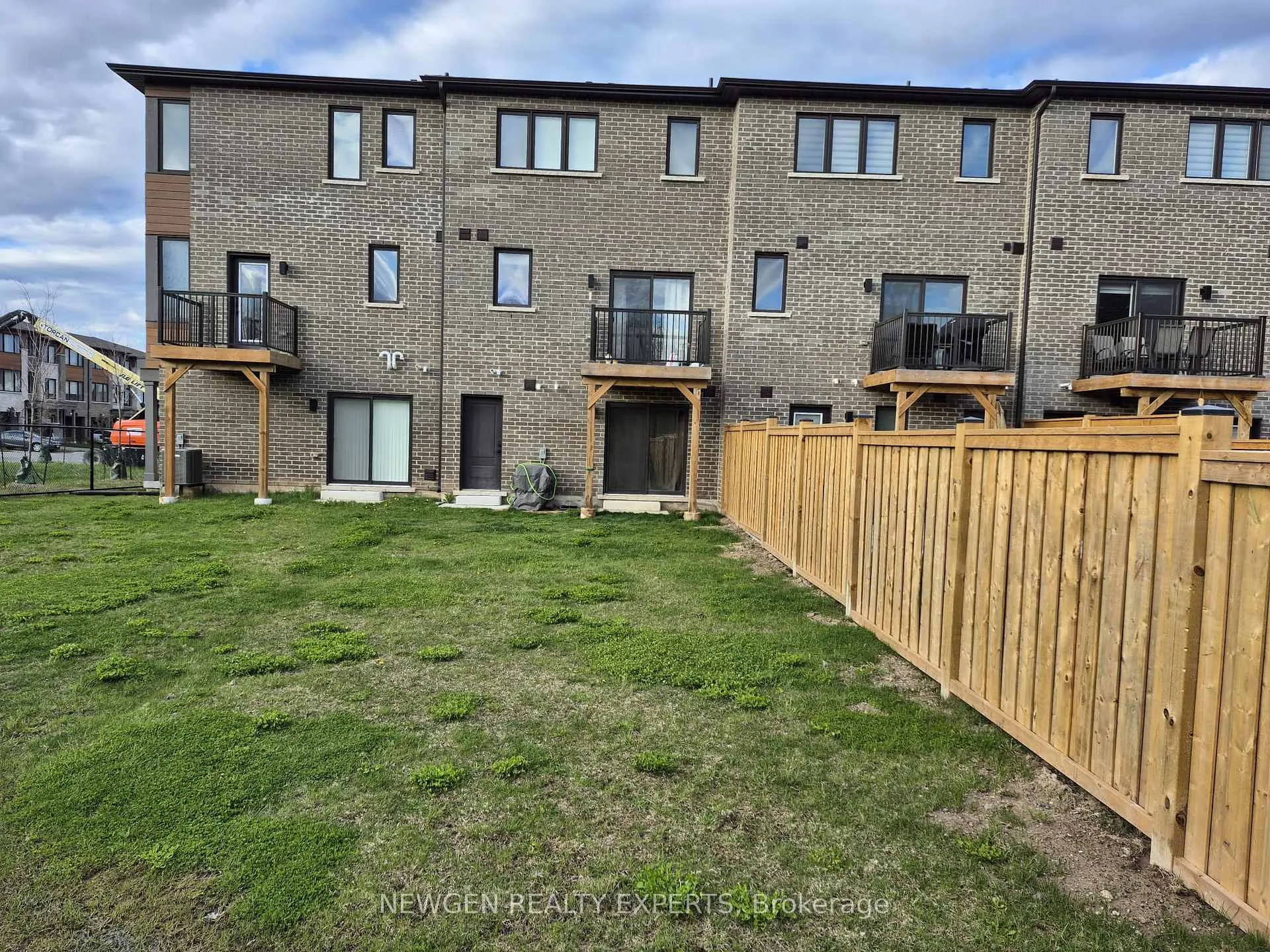 Photo 23 of 74 Windtree Way, Halton Hills, Georgetown — HOMEH