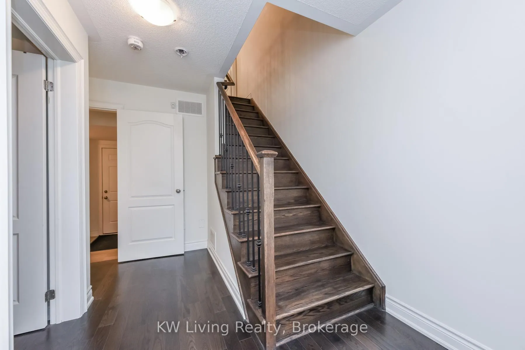 Photo 5 of 8593 Financial Drive, Brampton, Bram West — HOMEH
