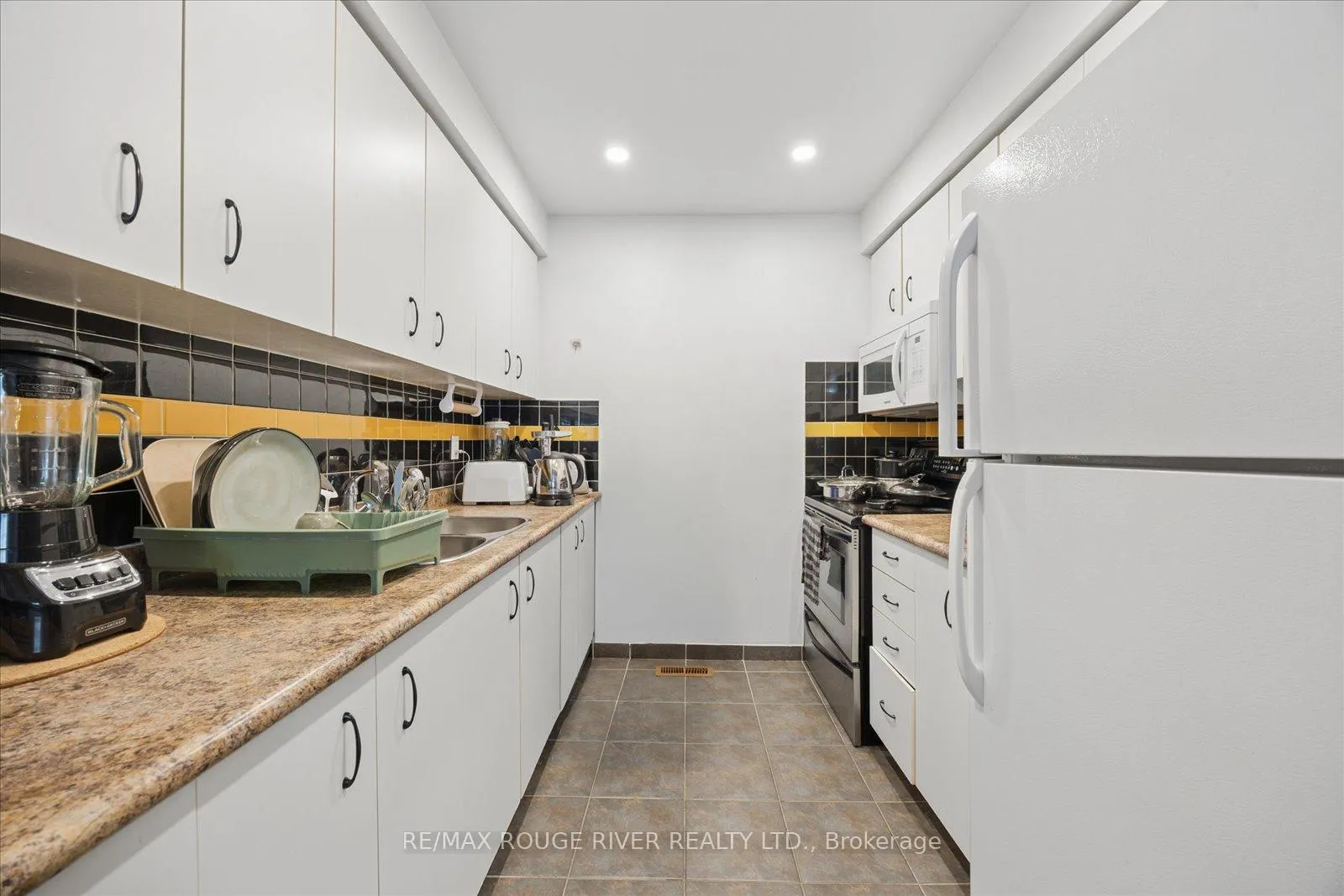 Photo 5 of 79 Broadlands Crescent, Clarington, Courtice — HOMEH