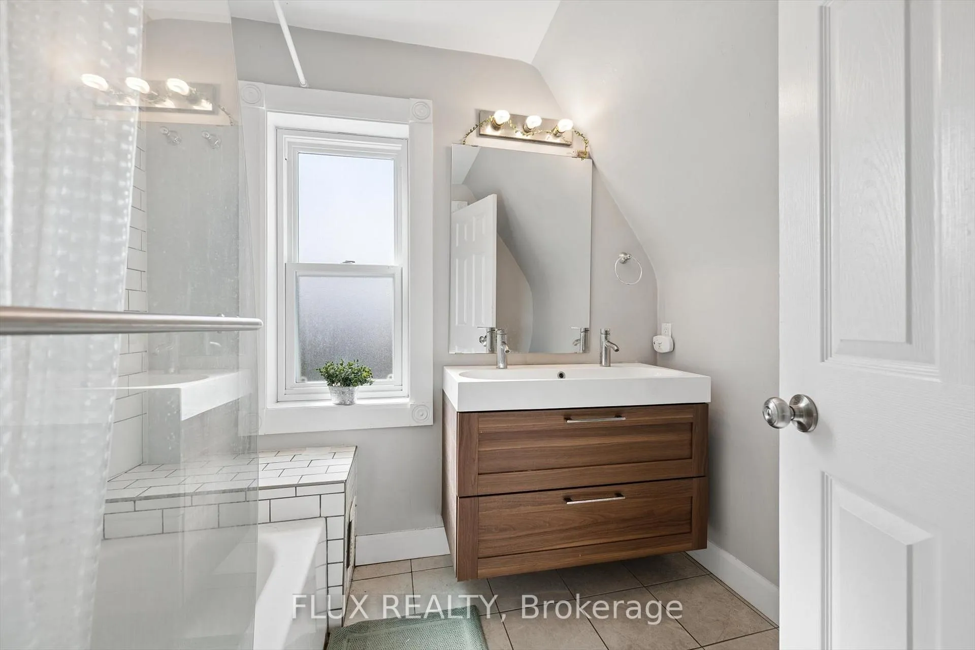Photo 19 of 367 Victoria Street S, Kitchener, Cherry Hill — HOMEH
