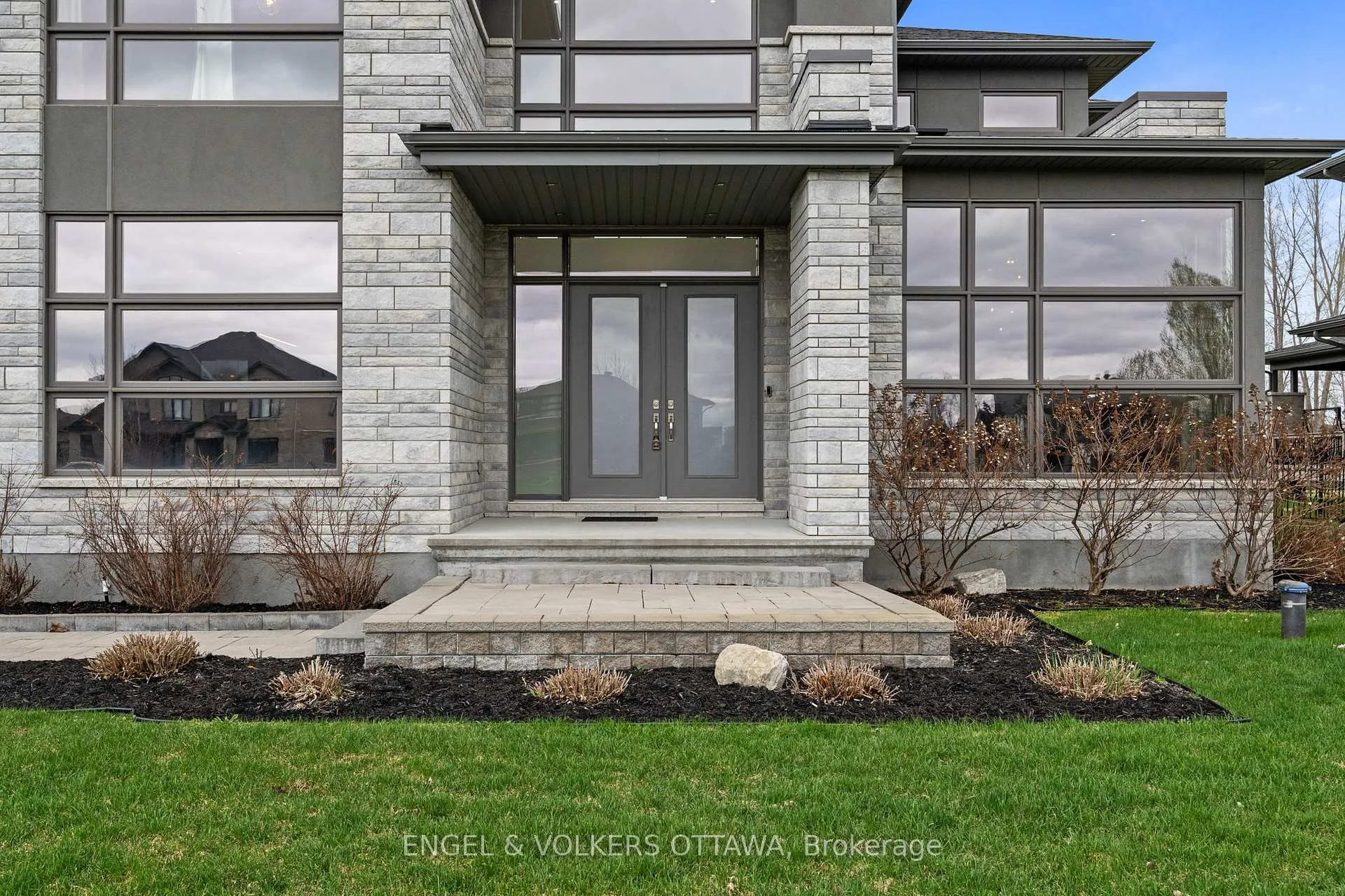 Photo 3 of 132 Dunblane Way, Ottawa, Manotick Village & Manotick Estates — HOMEH
