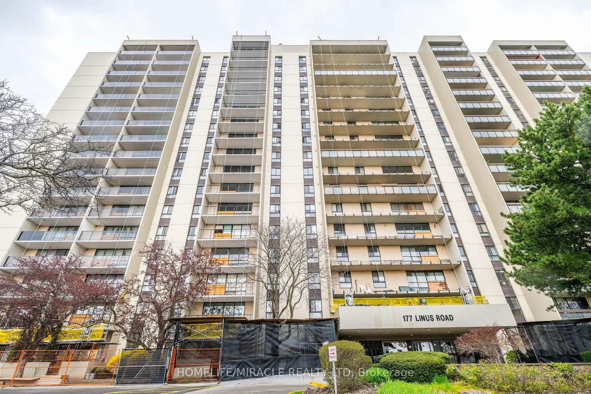 Photo 2 of Unit 905, 177 Linus Road, North York, Don Valley Village — HOMEH