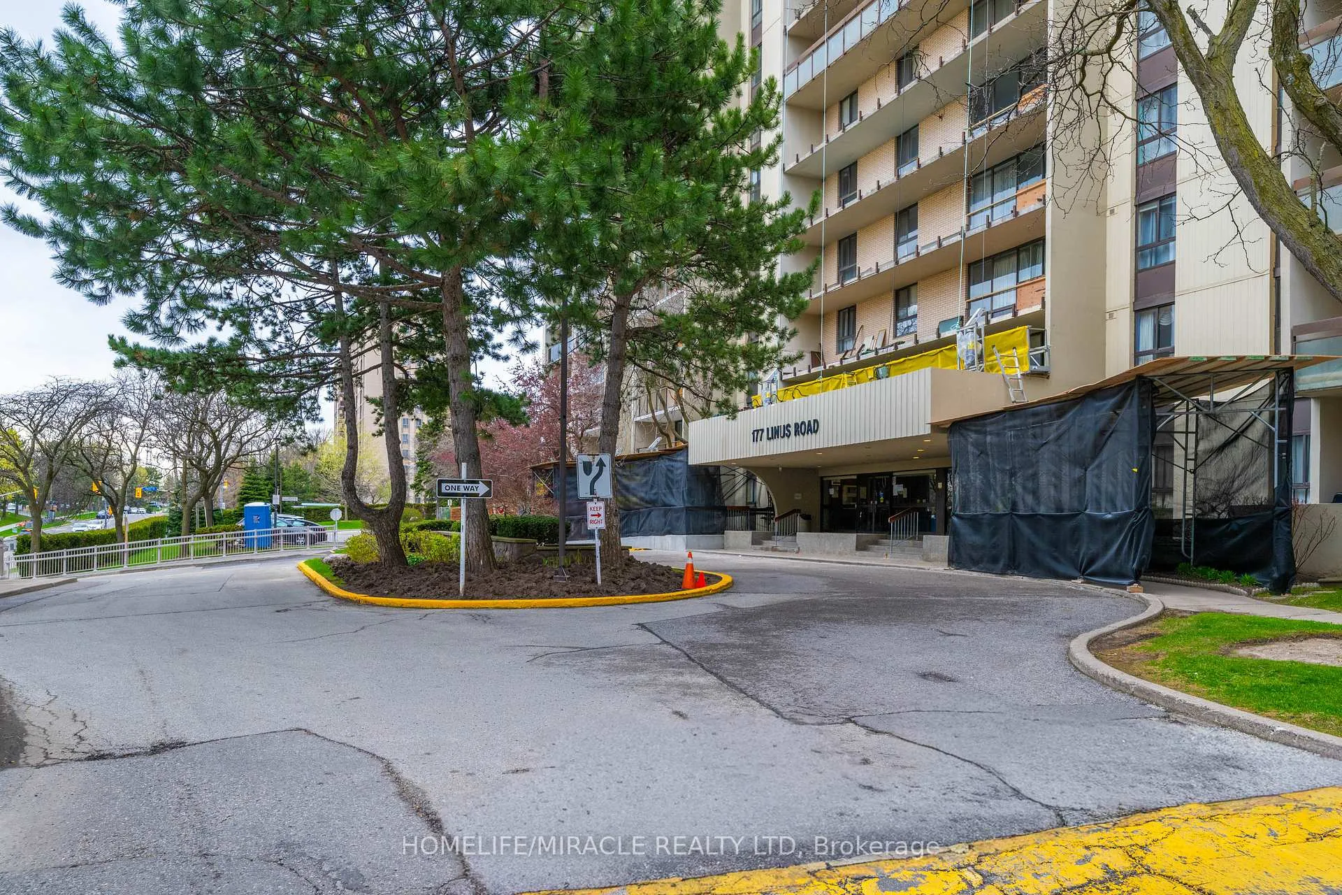 Photo 3 of Unit 905, 177 Linus Road, North York, Don Valley Village — HOMEH