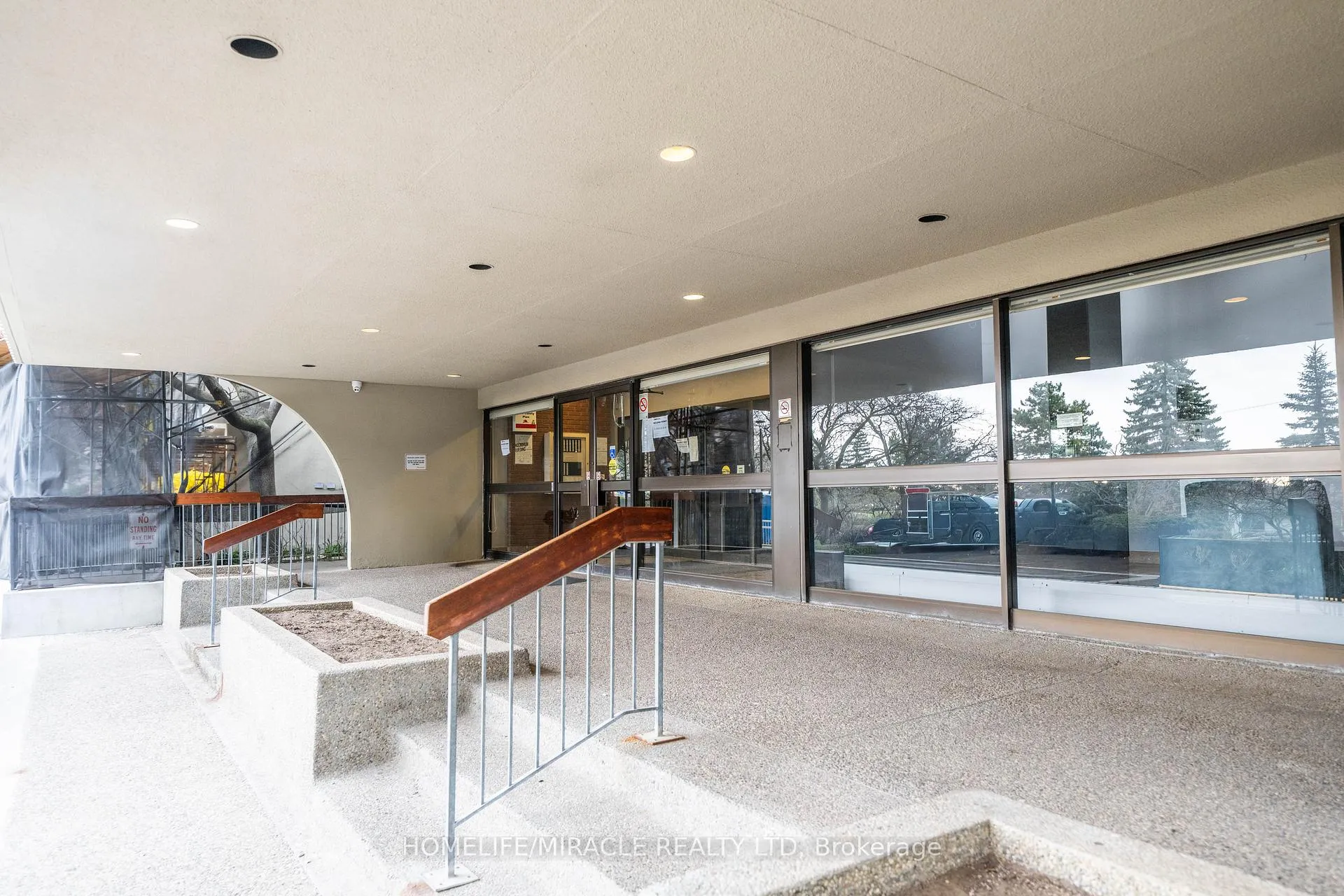 Photo 4 of Unit 905, 177 Linus Road, North York, Don Valley Village — HOMEH