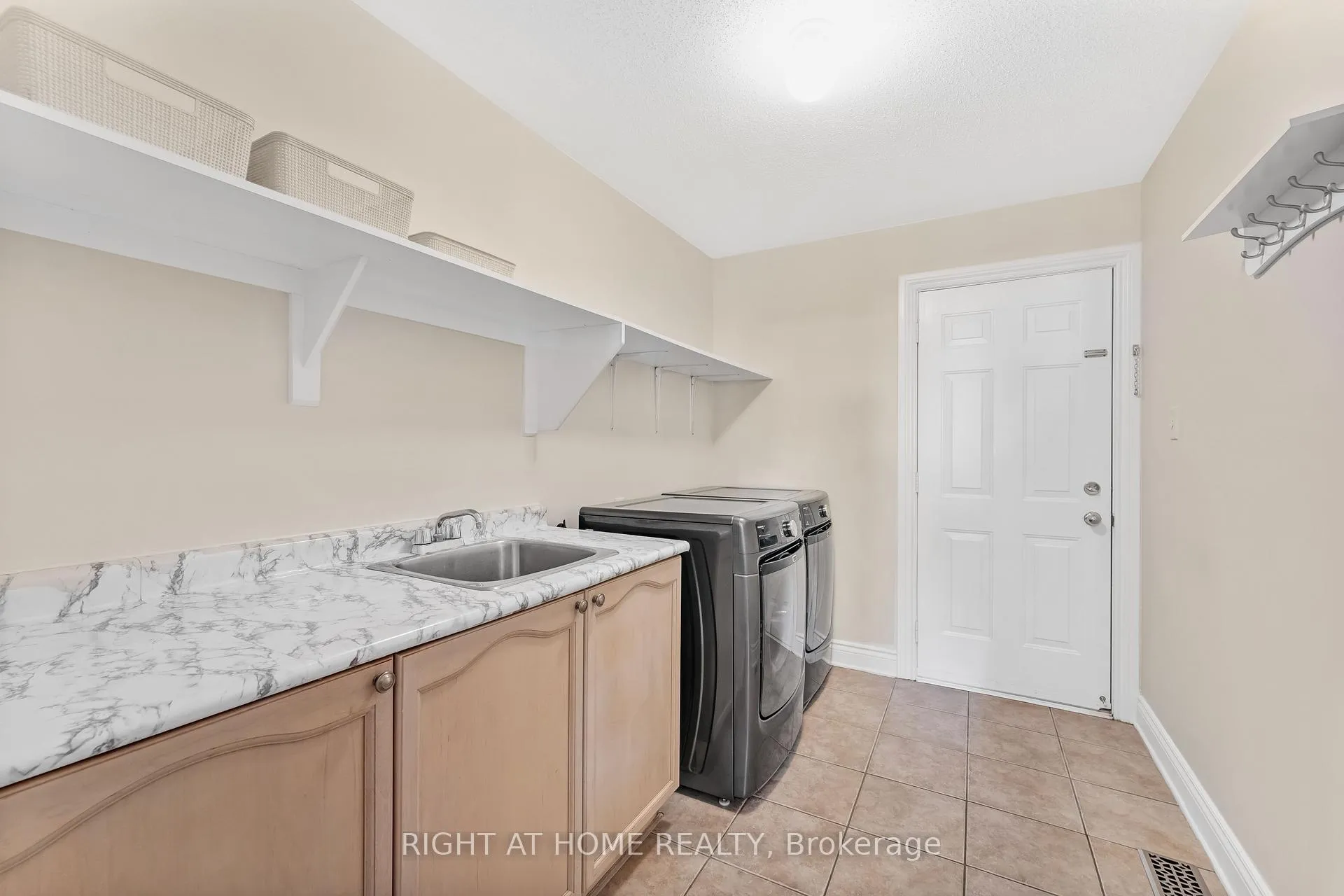 Photo 15 of 409 Beatrice Drive, Ottawa, Barrhaven - Longfields — HOMEH