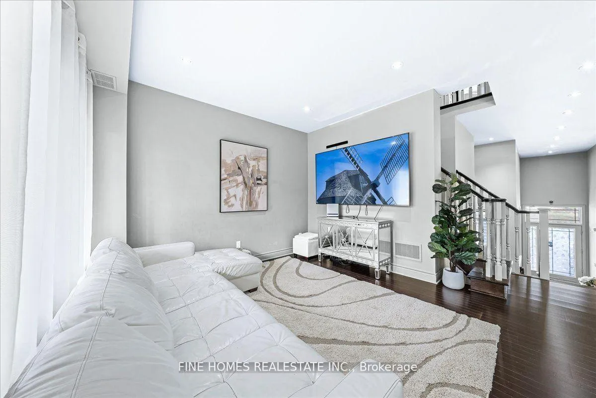 Photo 10 of 26 Gesher Crescent, Vaughan, Patterson — HOMEH