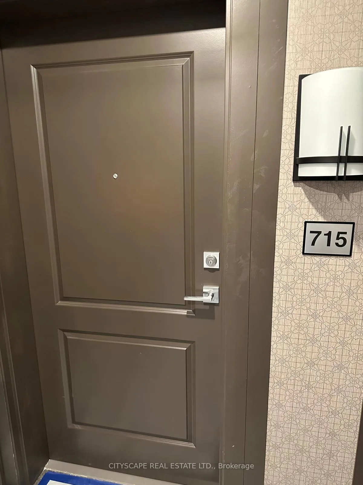 Front of Unit 715, 460 Dundas Street E