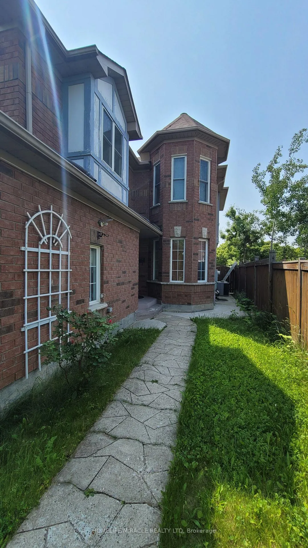 Photo 2 of 144 Sandyshores Drive W, Brampton, Sandringham-Wellington — HOMEH