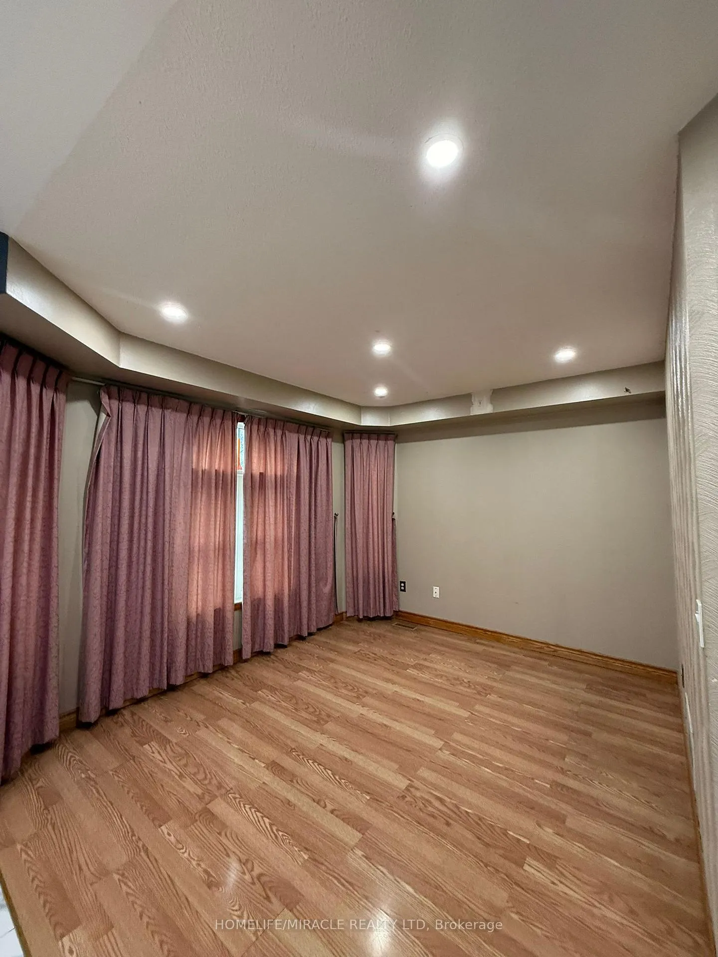 Photo 3 of 144 Sandyshores Drive W, Brampton, Sandringham-Wellington — HOMEH