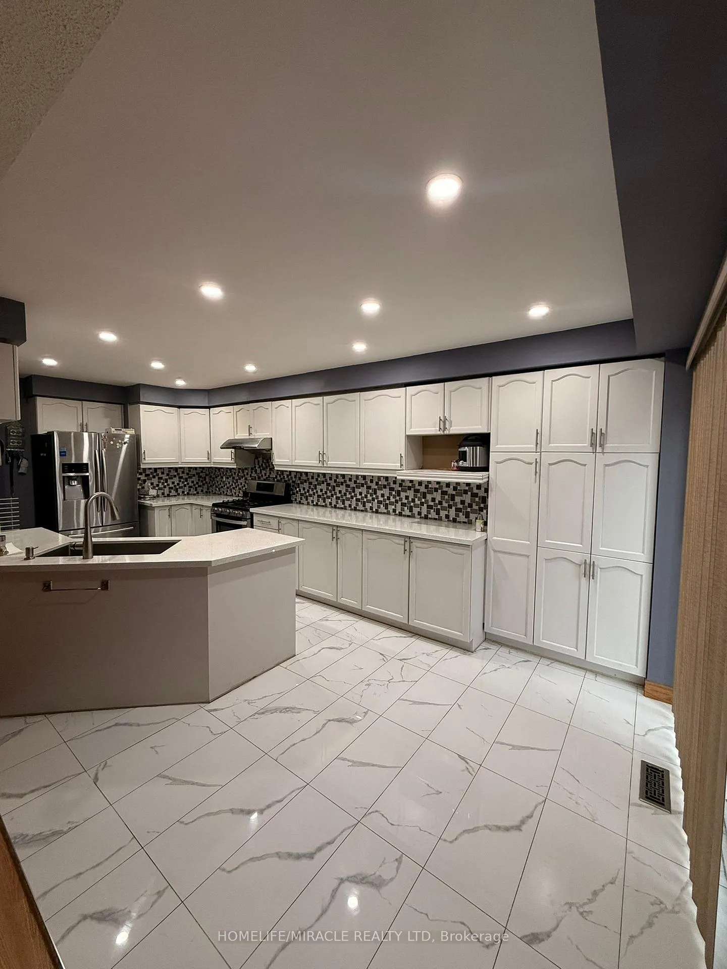 Photo 5 of 144 Sandyshores Drive W, Brampton, Sandringham-Wellington — HOMEH
