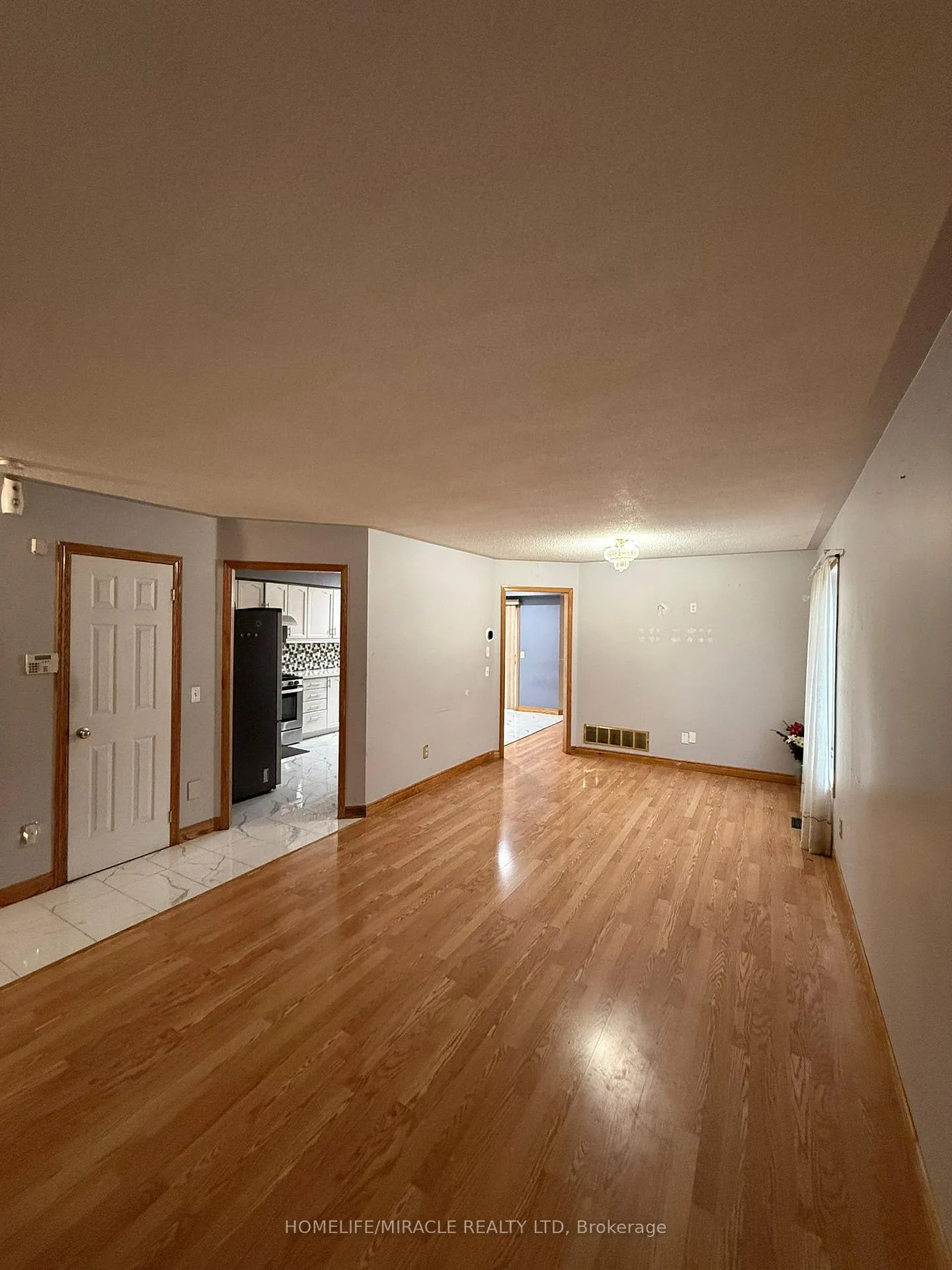 Photo 7 of 144 Sandyshores Drive W, Brampton, Sandringham-Wellington — HOMEH