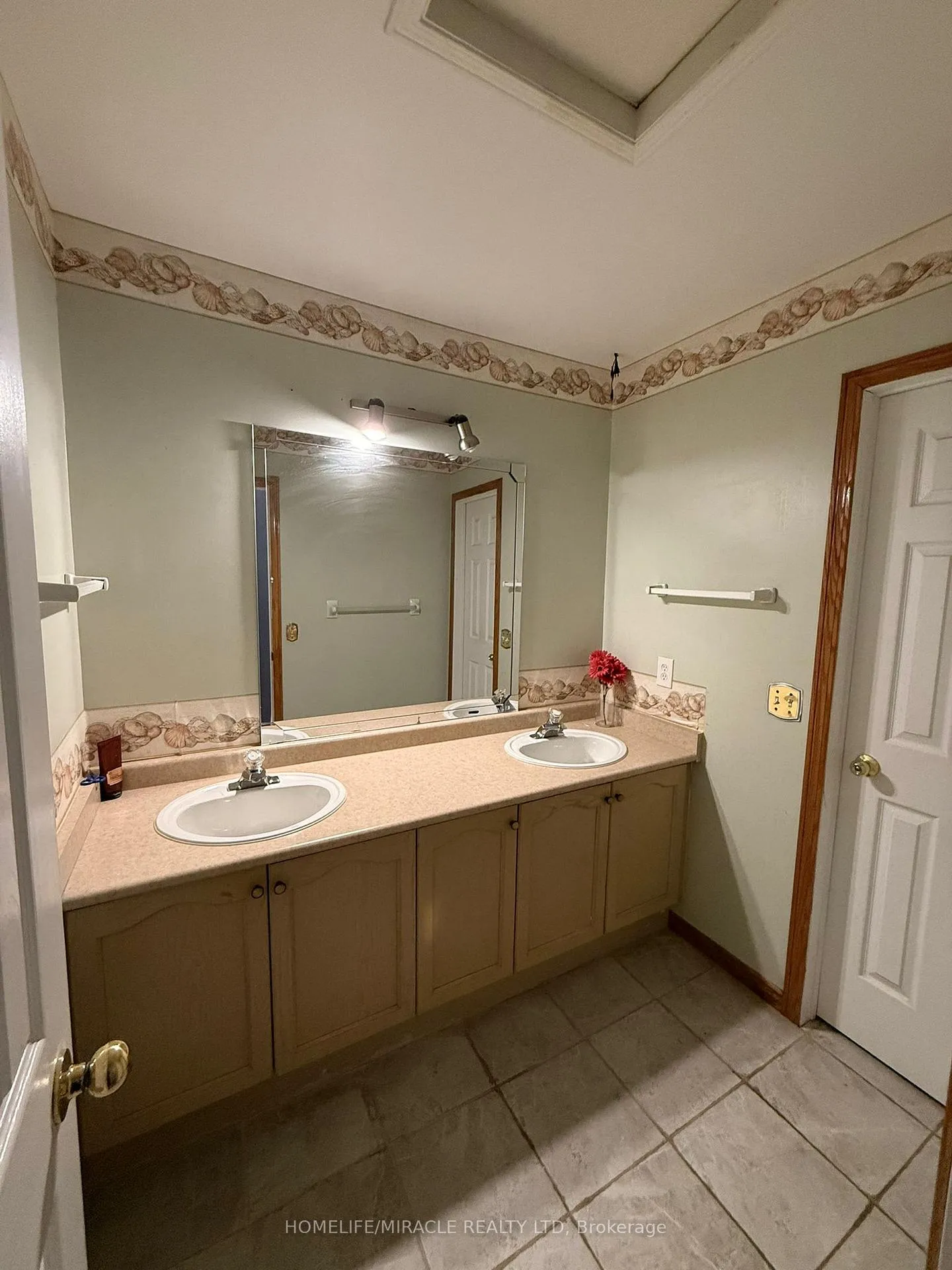 Photo 17 of 144 Sandyshores Drive W, Brampton, Sandringham-Wellington — HOMEH