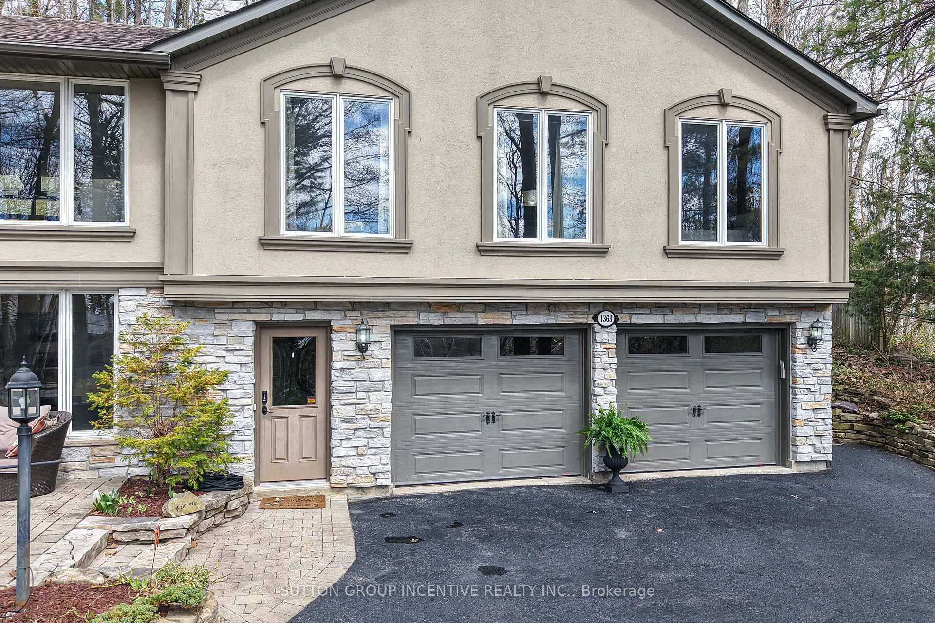 Photo 2 of 1363 St. Vincent Street, Springwater, Midhurst — HOMEH
