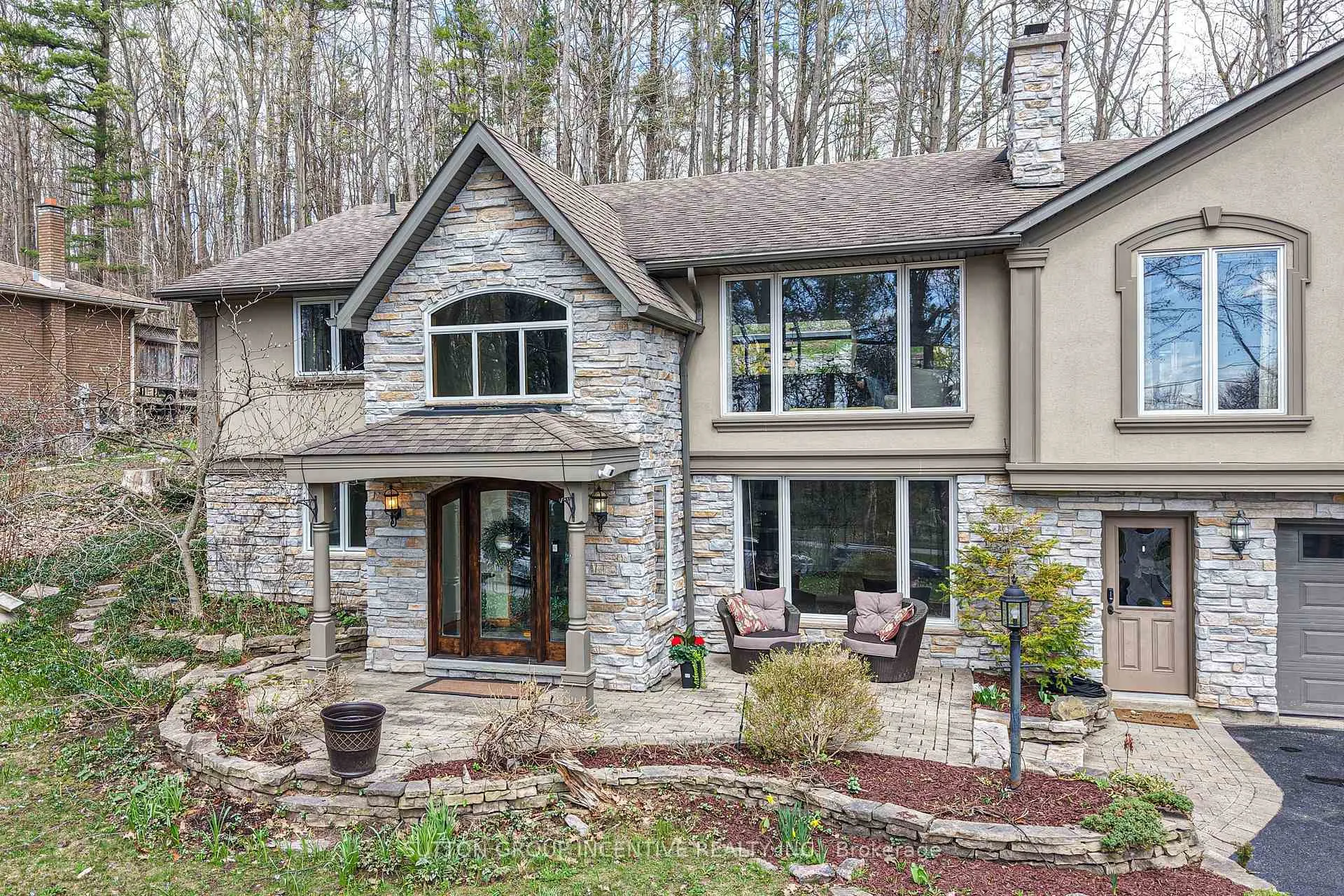 Photo 3 of 1363 St. Vincent Street, Springwater, Midhurst — HOMEH
