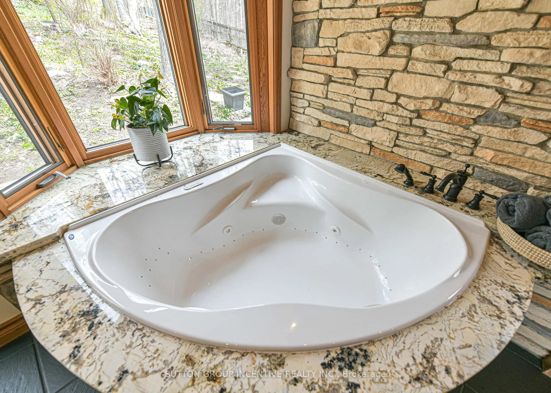 Photo 46 of 1363 St. Vincent Street, Springwater, Midhurst — HOMEH