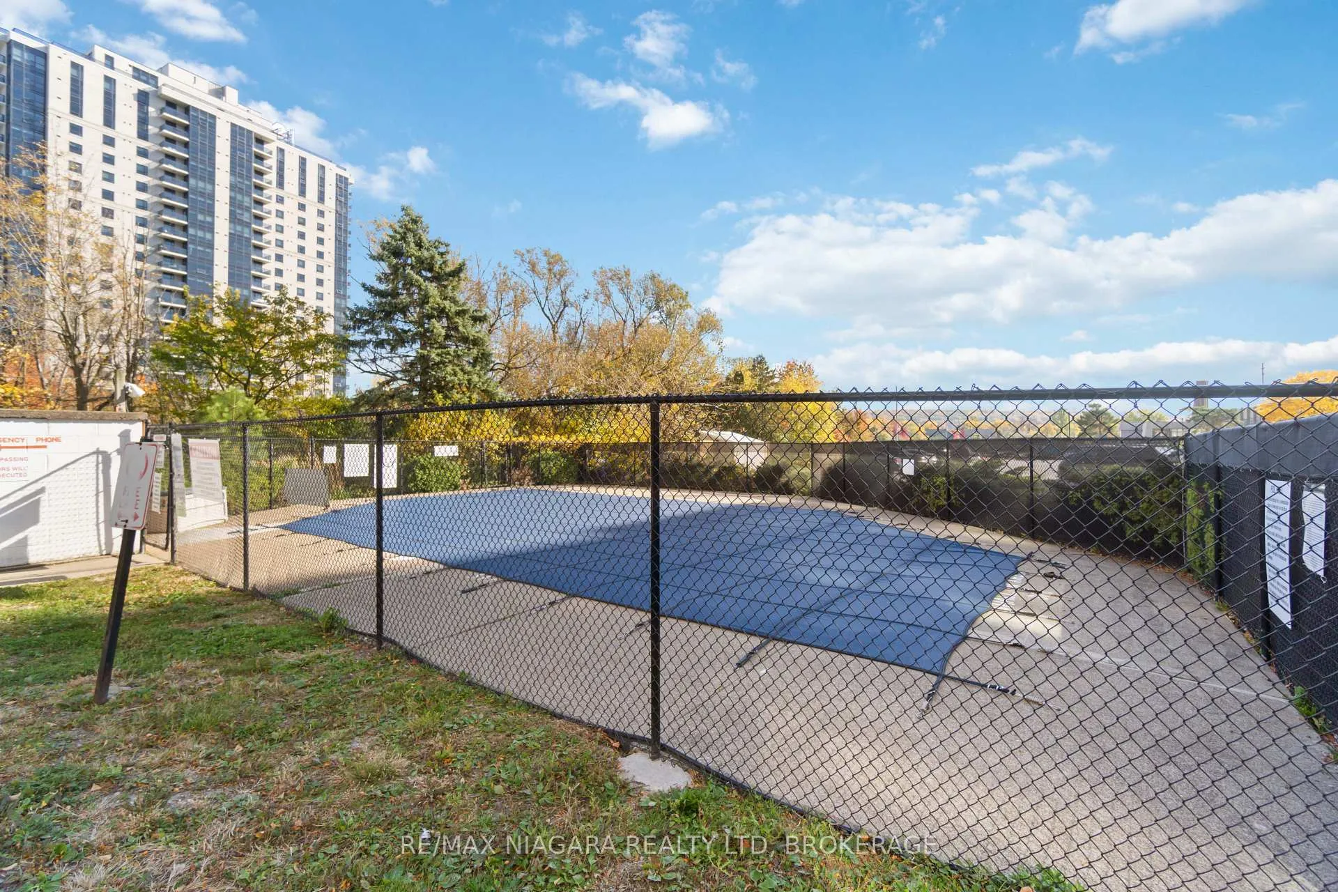 Photo 4 of Unit 409, 215 Glenridge Avenue, St. Catharines, Glendale/Glenridge — HOMEH