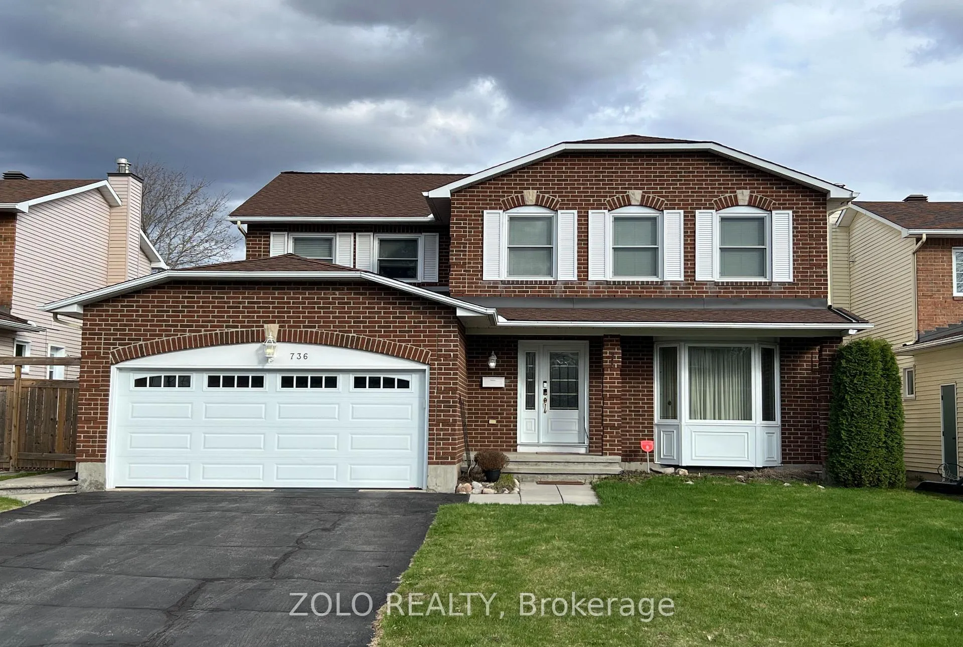 Front of 736 Hauteview Crescent