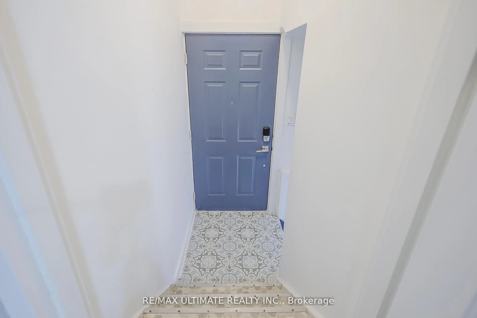 Photo 4 of Unit LOWER, 70 Bexhill Avenue, Scarborough, Clairlea-Birchmount — HOMEH